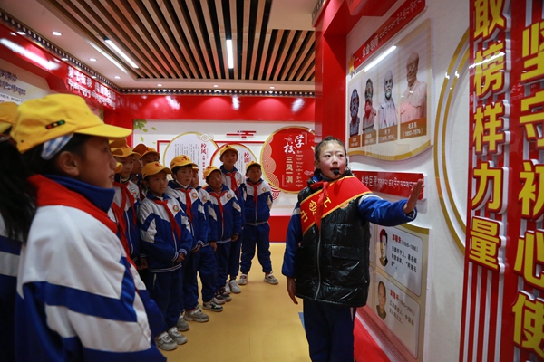 3.图为红领巾小小宣讲员正在给同学们讲解德育知识.JPG