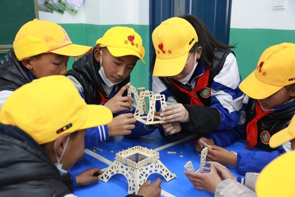 9.图为藏文书法老师给学生们辅导藏文.JPG