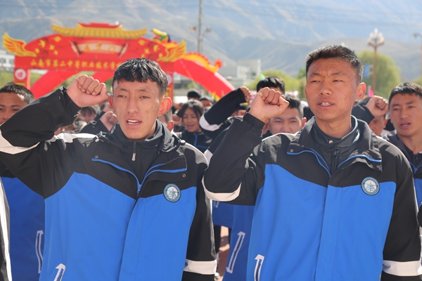 图为新团员宣誓2.JPG