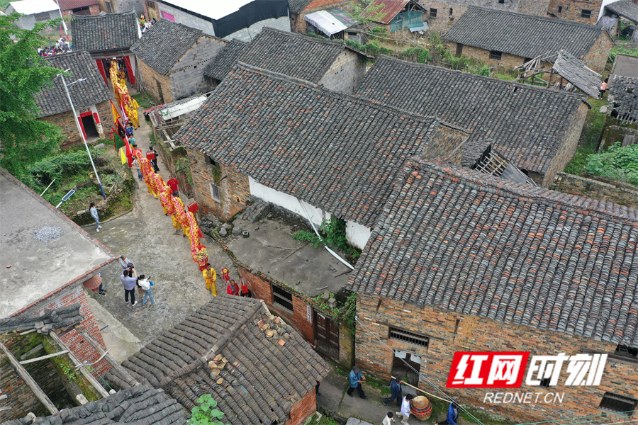 1、1、5月2日（农历三月十三）,湖南省永州市江永县源口瑶族乡中国传统村落古调瑶寨热闹非凡，古调瑶、清溪瑶、扶灵瑶、勾蓝瑶等“四大民瑶”的瑶胞欢聚一堂耍龙舞狮、载歌载舞，共庆古调瑶的传统节日农历三月十三“会期节”。.JPG