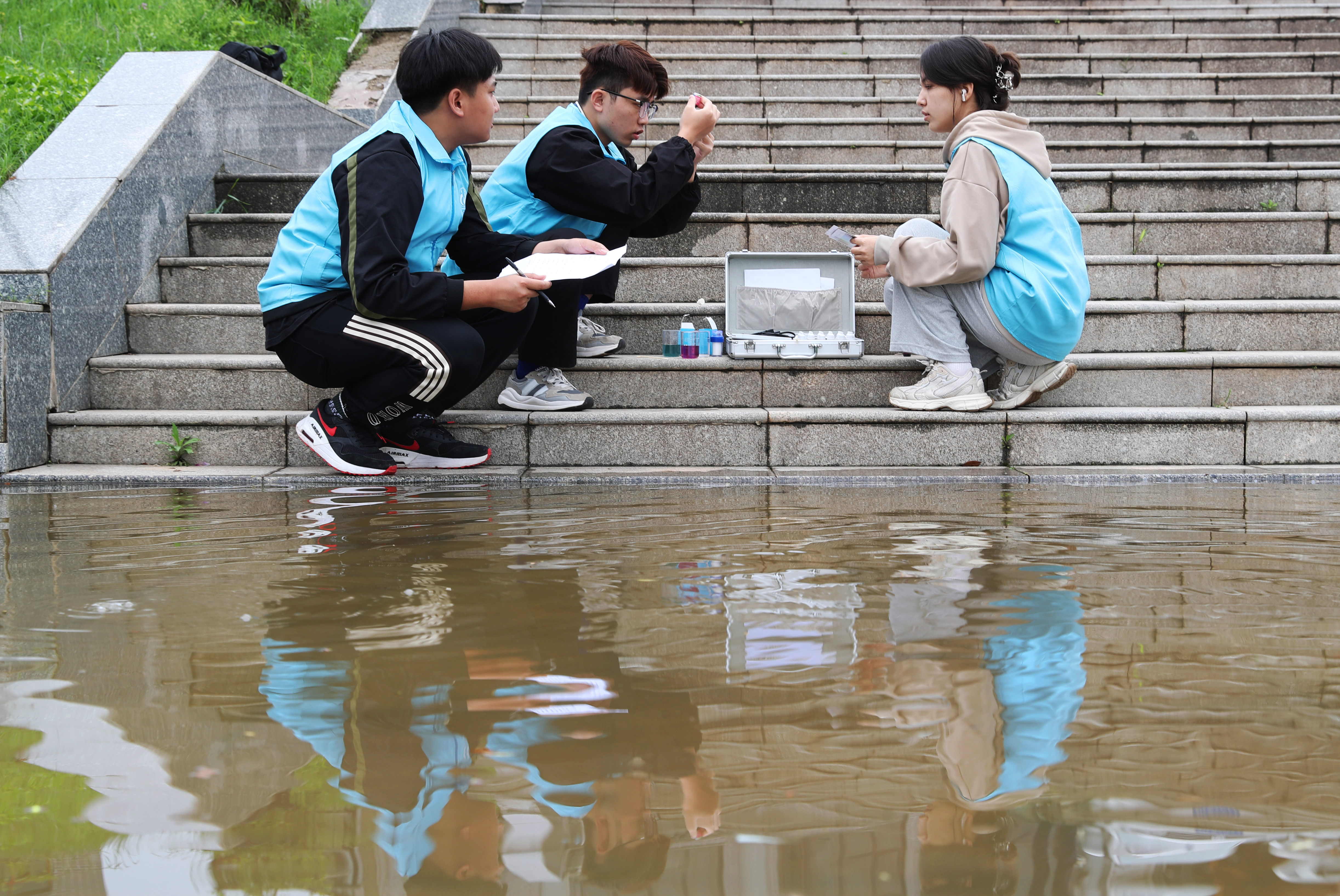 2023年4月29日，在湖南省衡阳市衡阳县西渡镇新桥村，南华大学的大学生志愿者在开展水质检测。 (3).JPG