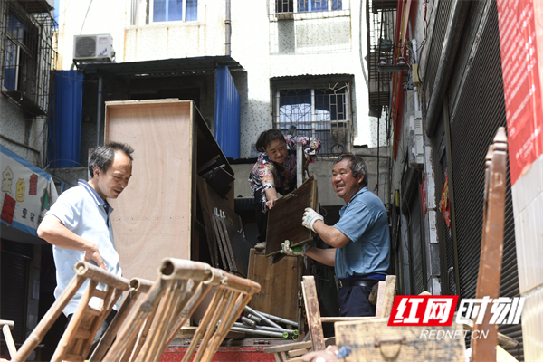 （2）5月27日，蓝山县塔峰第一市场，商户在搬家具。（杨雄春  摄）.JPG