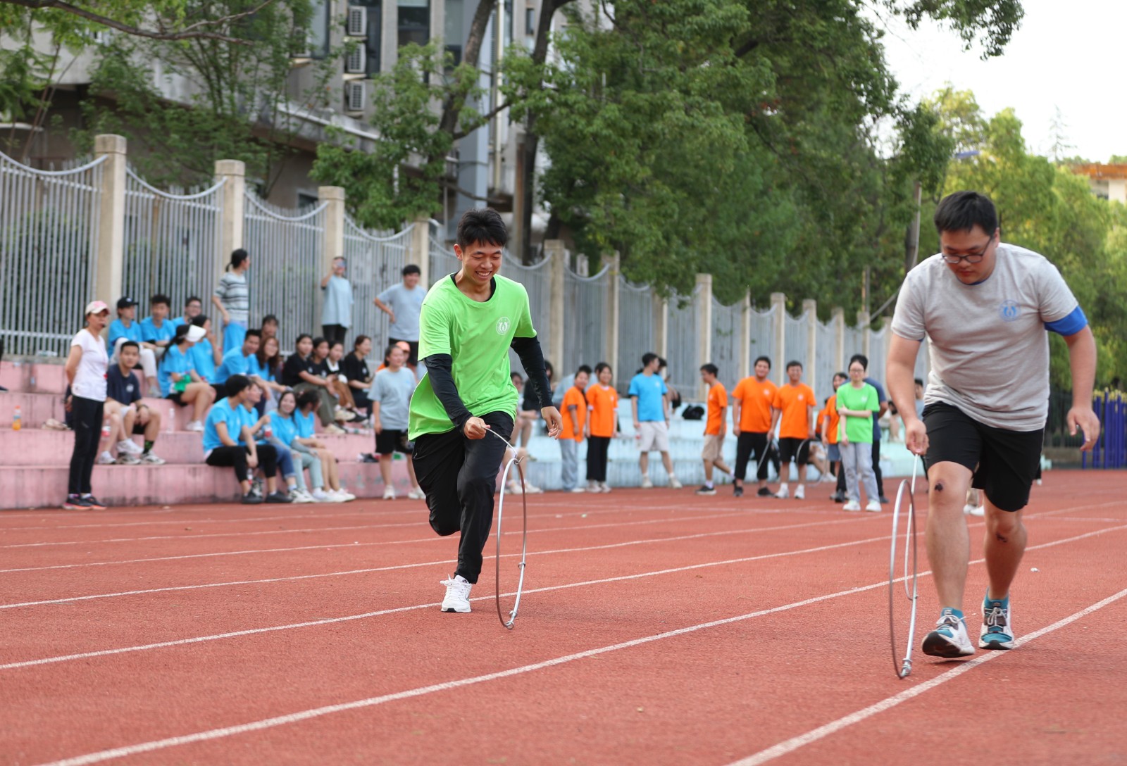 6月6日，在湖南省衡阳市，南华大学2023届毕业生在学校球场进行滚铁环比赛。 (2).JPG