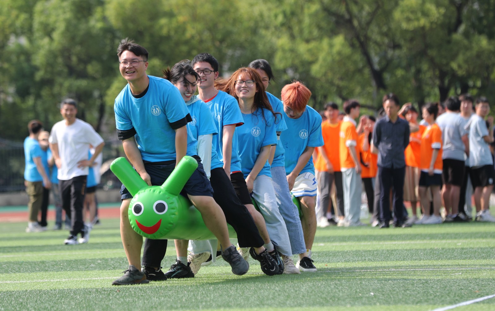 2023年6月6日，在湖南省衡阳市，南华大学2023届毕业生在学校球场进行毛毛虫爬行比赛。 (4).JPG