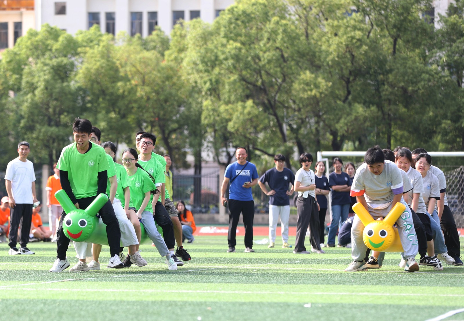 2023年6月6日，在湖南省衡阳市，南华大学2023届毕业生在学校球场进行毛毛虫爬行比赛。 (5).JPG