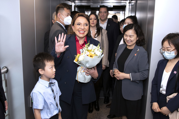President of the Republic of Honduras Iris Xiomara Castro Sarmiento arrives in east China's Shanghai June 9, 2023. President of the Republic of Honduras Iris Xiomara Castro Sarmiento arrived in Shanghai on Friday morning, starting her China visit which will run until June 14 at the invitation of Chinese President Xi Jinping. (Xinhua/Gao Feng)