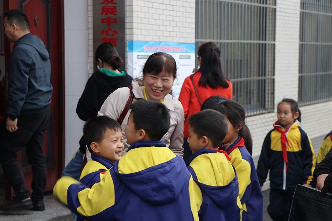 在浏阳市农村小学参观时学员和孩子们互动.JPG