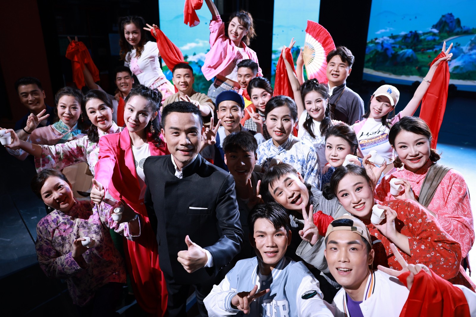 湖南省花鼓戏保护传承中心全家福.JPG