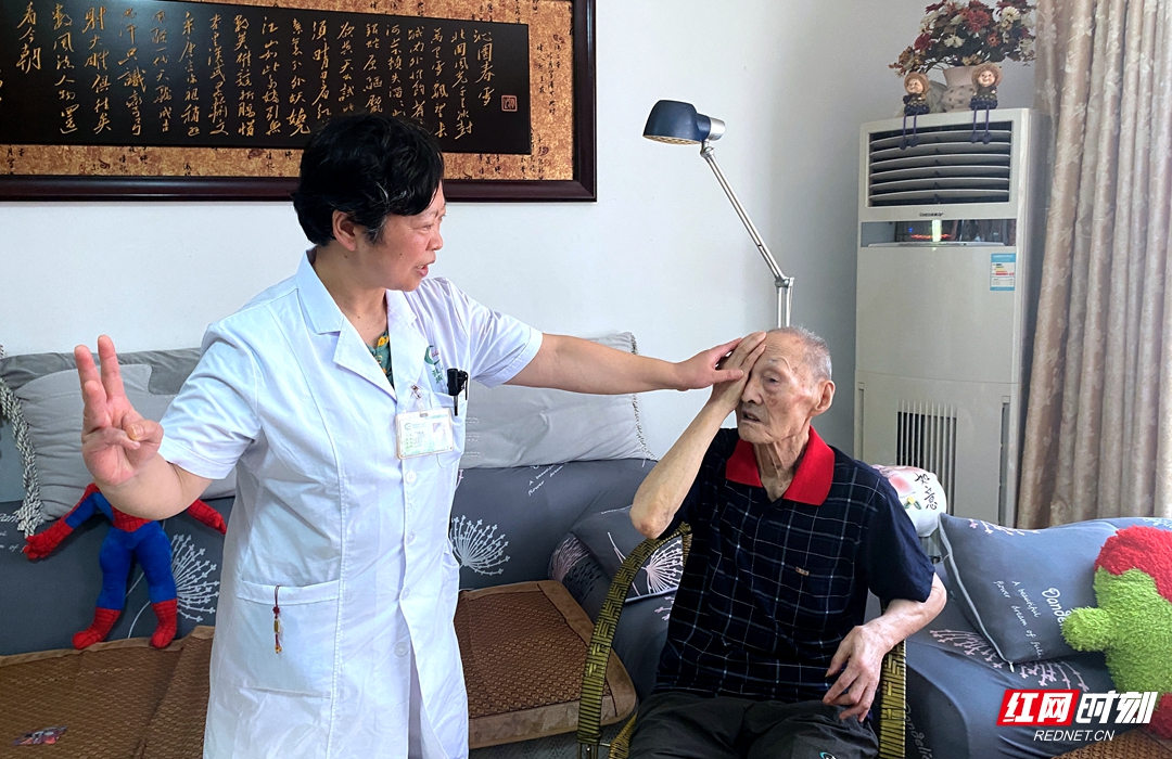 谢梅芬看望百岁老人1.JPG