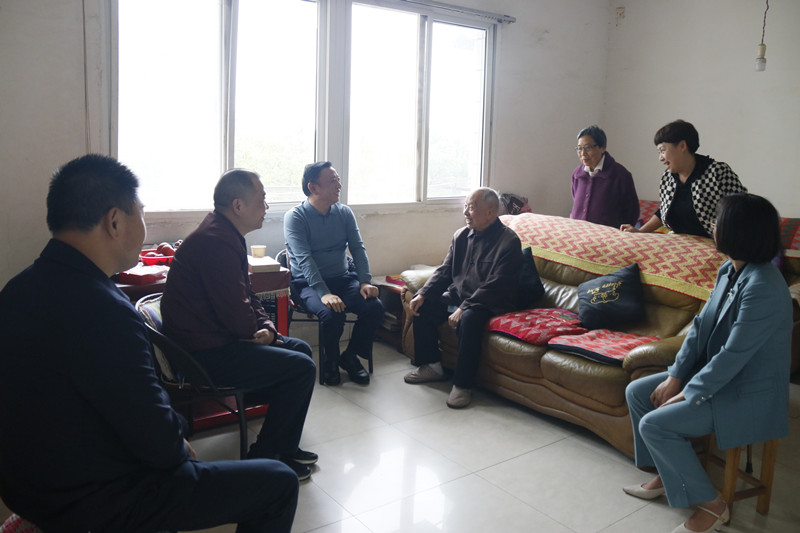 周玉凡走访慰问离休老干部(图1)
