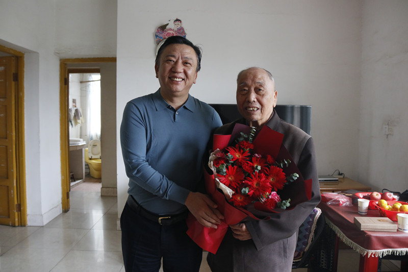 周玉凡走访慰问离休老干部(图2)