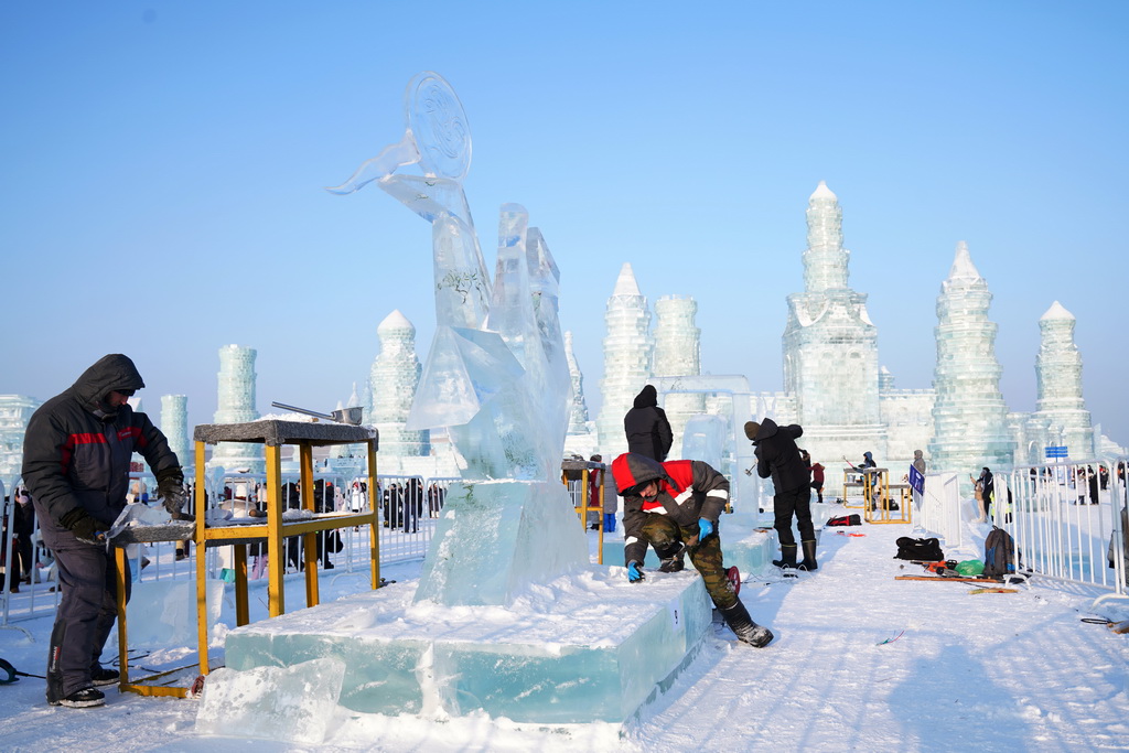 1月3日，参赛选手在进行冰雕创作。新华社记者 王建威 摄