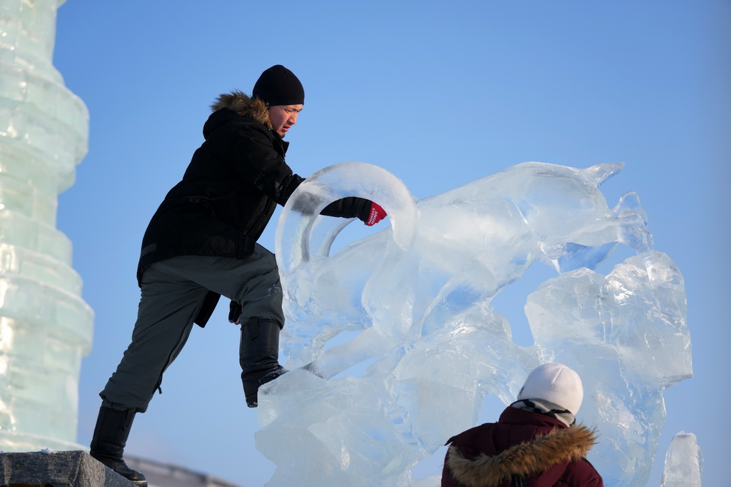 1月3日，参赛选手在进行冰雕创作。新华社记者 王建威 摄