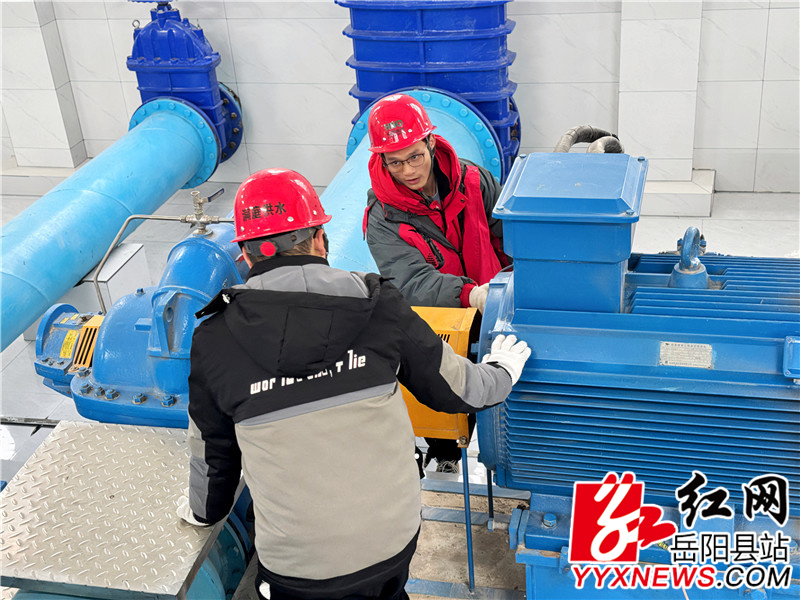 工作人员对水泵机组进行检修.JPG
