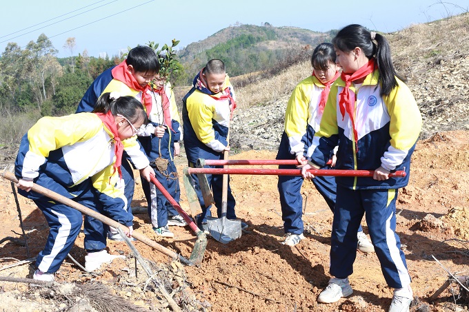 3月12日，湖南省永州市宁远县德源小学学生和老师在植树。田如瑞摄.JPG