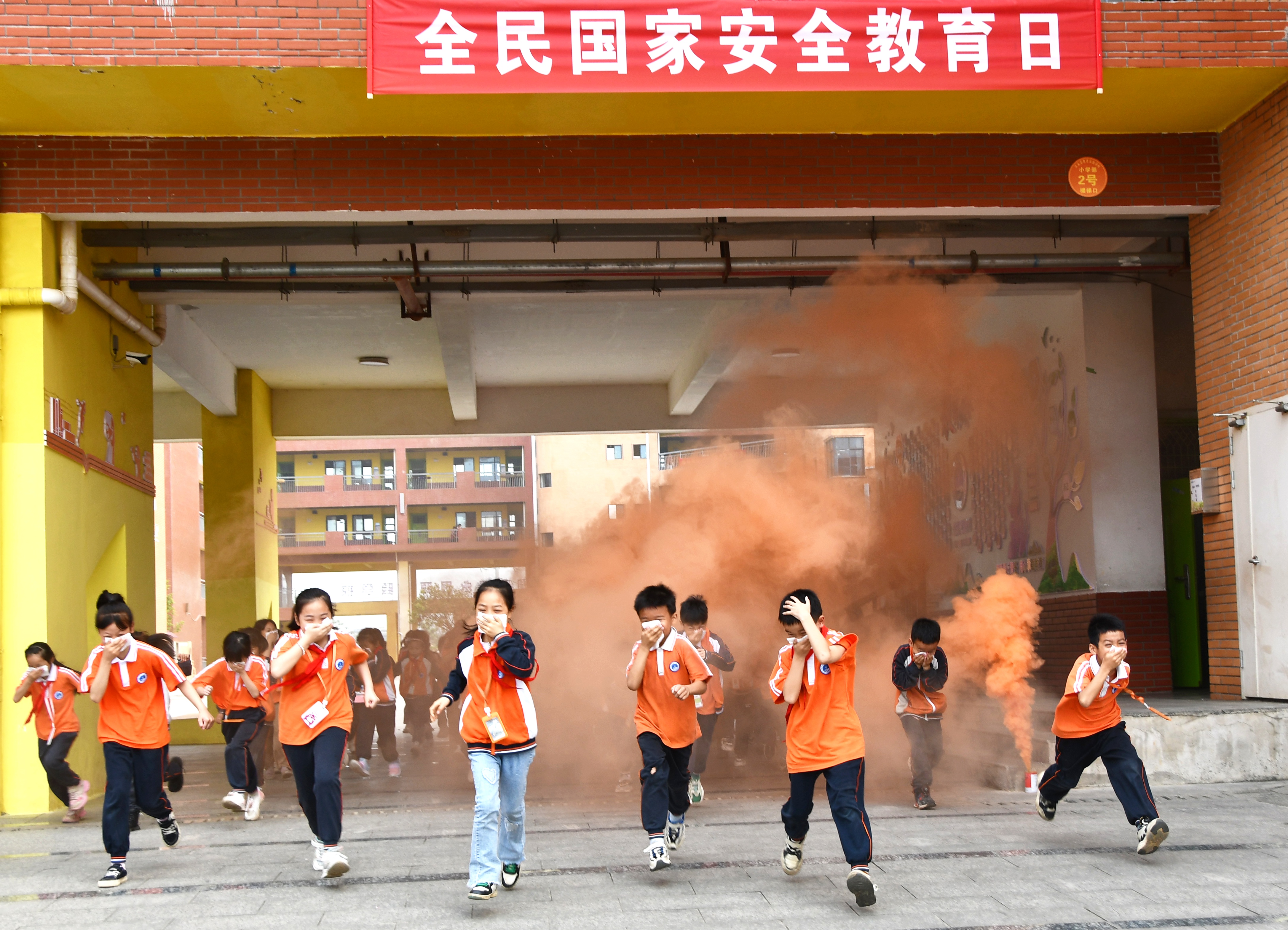 4月15日，湖南省永州市江永县思源实验学校学生在进行火灾逃生演练。田如瑞摄.JPG
