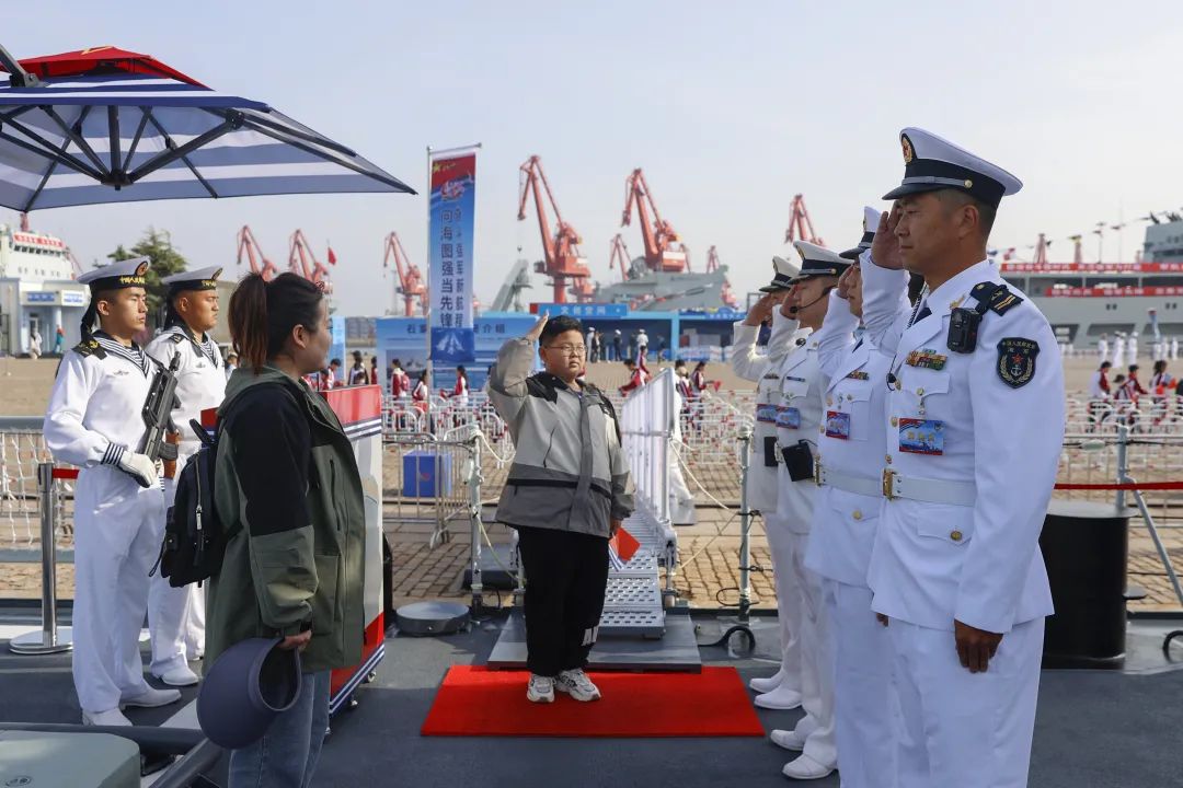 刷优待卡乘车被质疑的男孩,北海舰队:欢迎你回家!