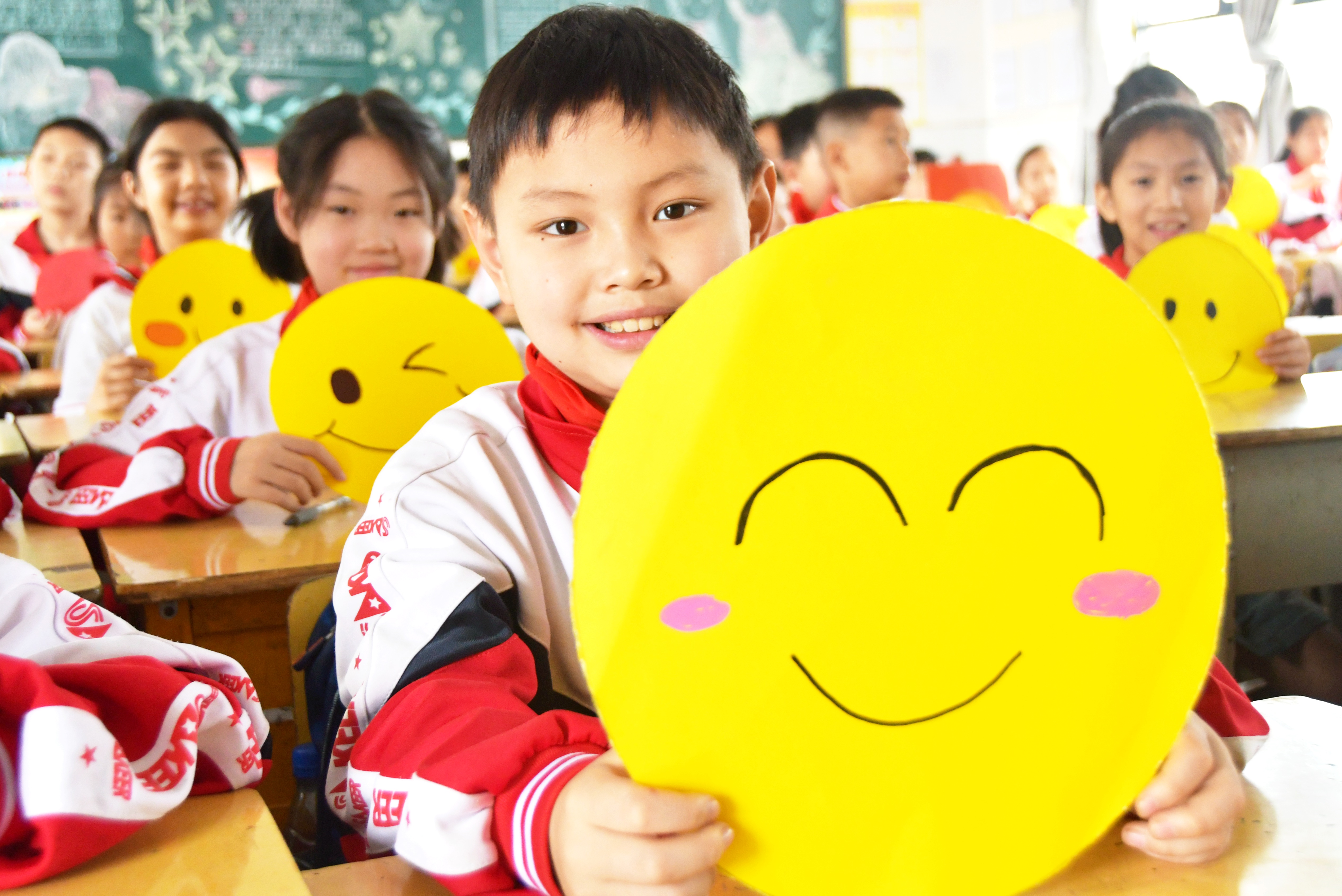5月7日，湖南省永州市江永县第一小学的学生在“笑迎世界微笑日”活动上展示笑脸卡。田如瑞摄.JPG