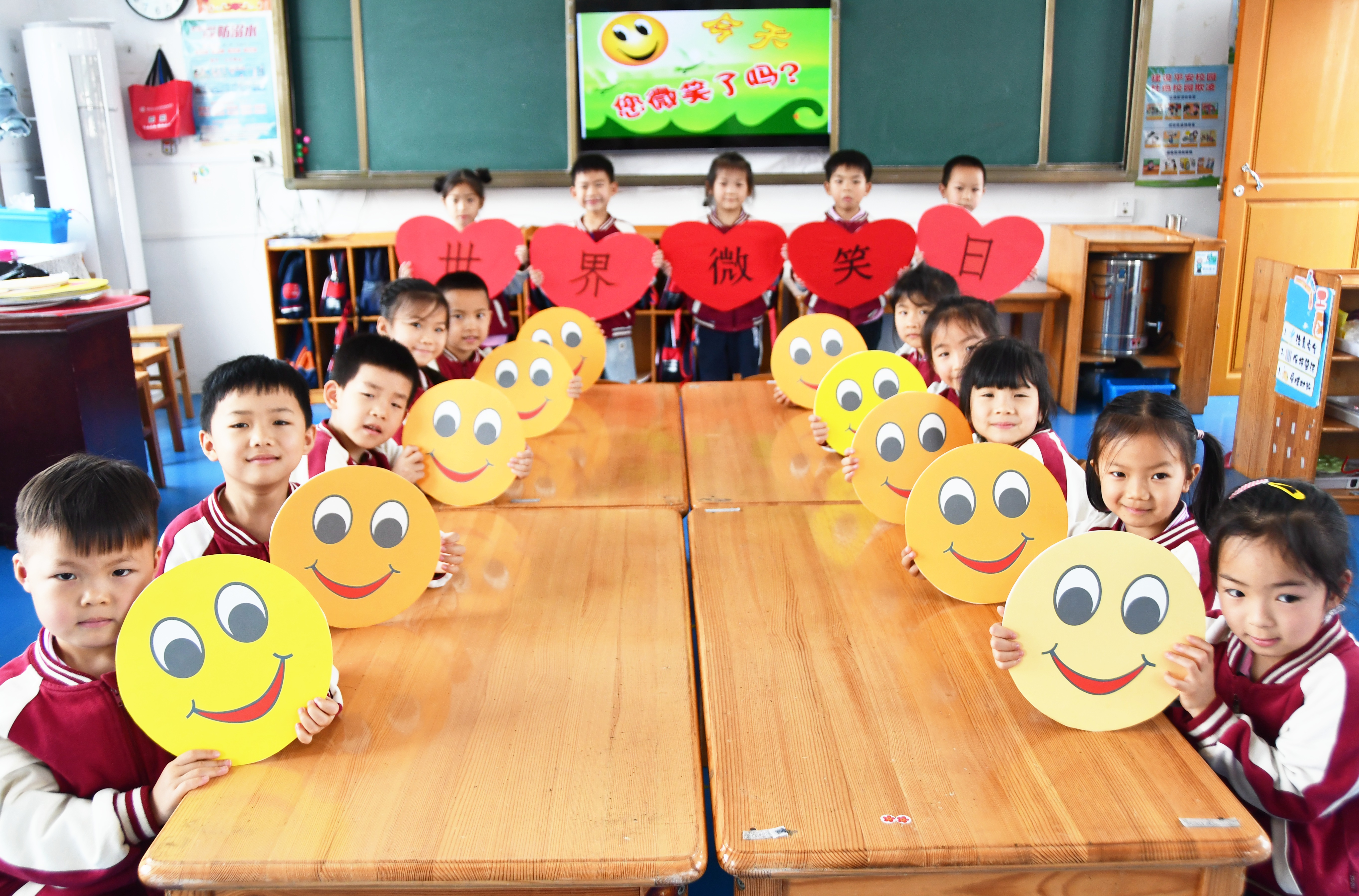 5月7日，湖南省永州市江永县中心幼儿园的孩子在“笑迎世界微笑日”活动上展示笑脸卡。田如瑞摄 (1).JPG