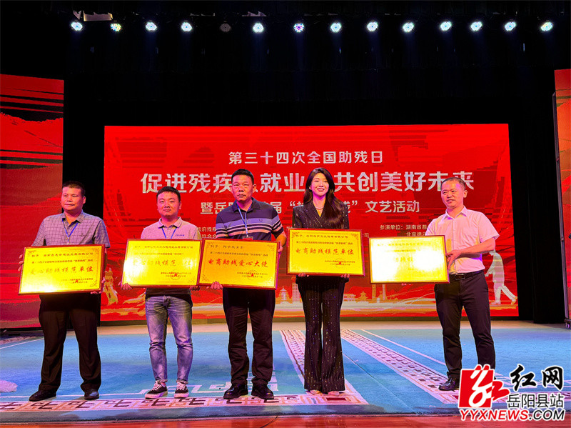 童勋海为爱心企业和爱心人士颁发证书.JPG