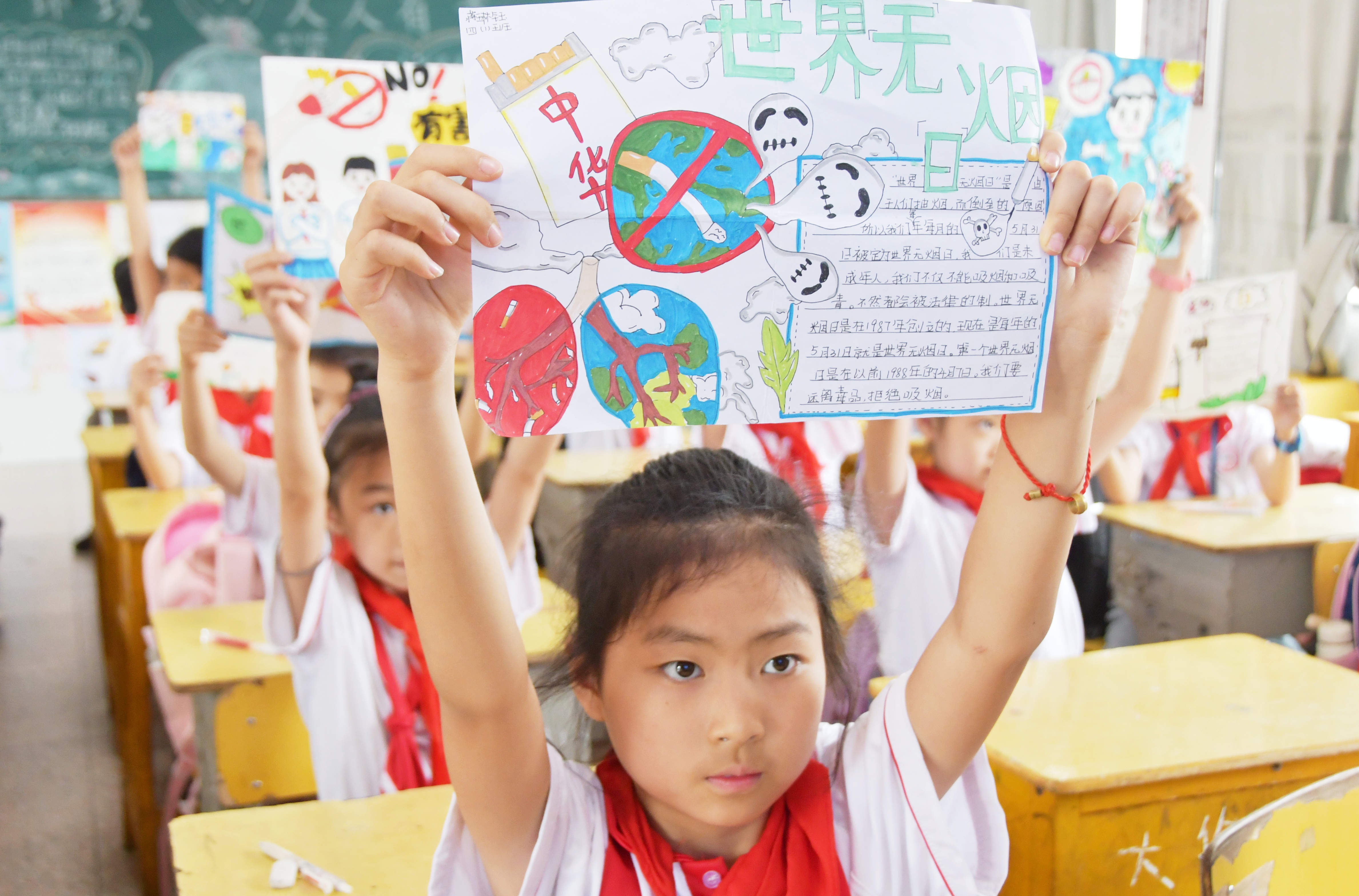 5月30日，在湖南省永州市江永县第一小学，学生在展示自己绘制的无烟日手抄报。田如瑞摄 (1).JPG