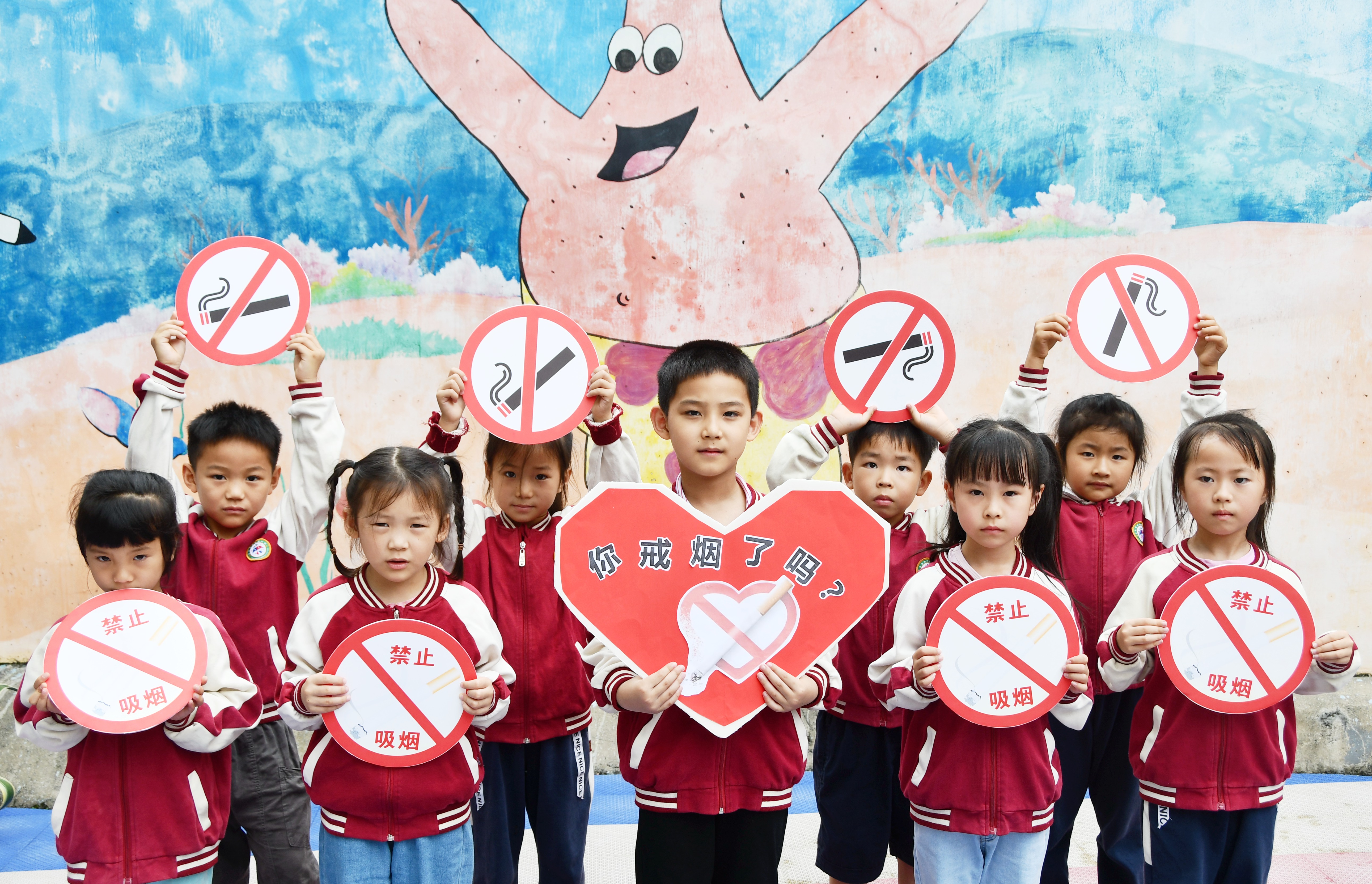 5月30日，在湖南省永州市江永县中心幼儿园，孩子们在展示自己绘制的禁烟标识。田如瑞摄 (2).JPG