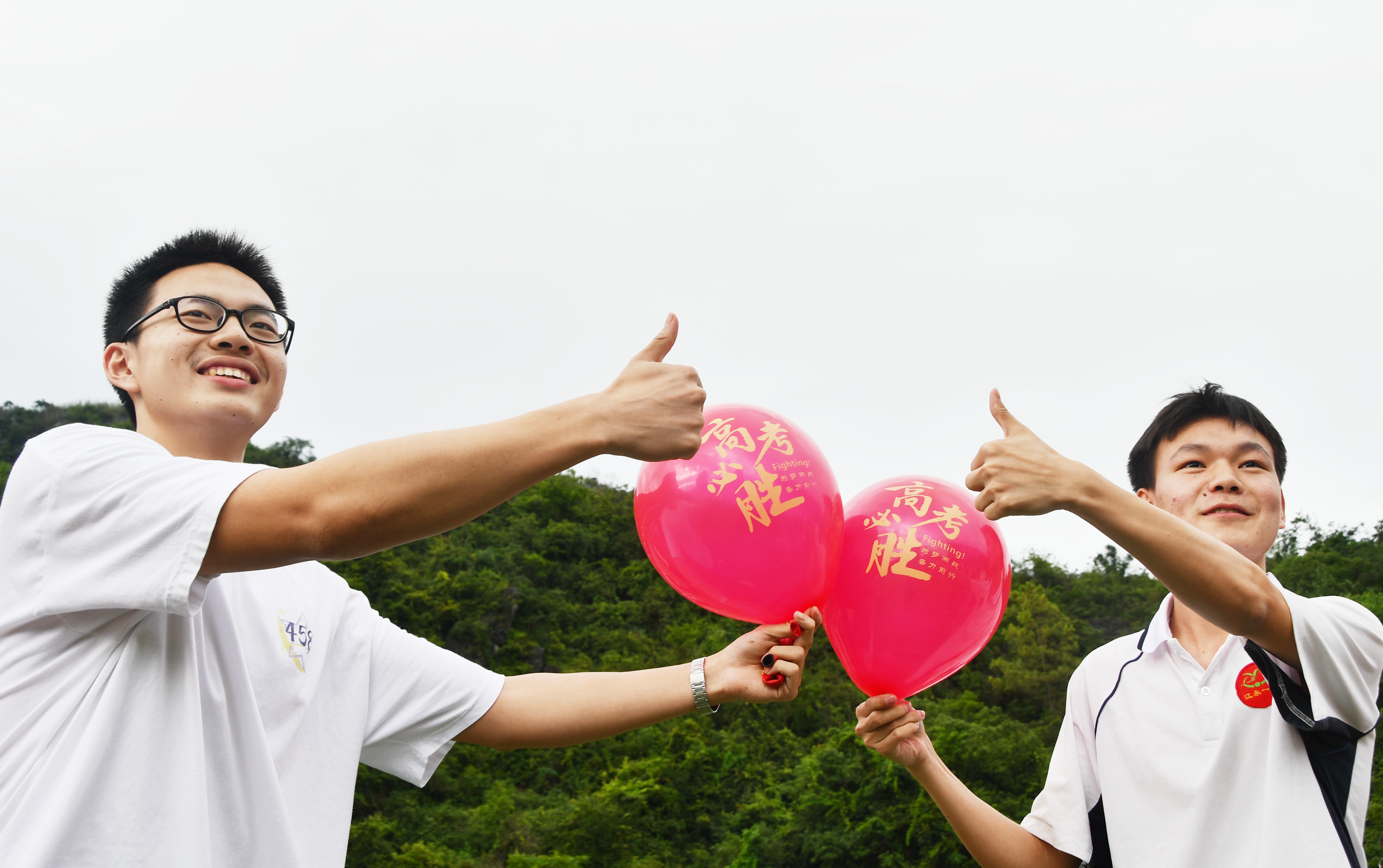 6月3日，湖南省永州市江永县第一中学，高三学生在挥舞气球，自我减压。田如瑞摄2.JPG