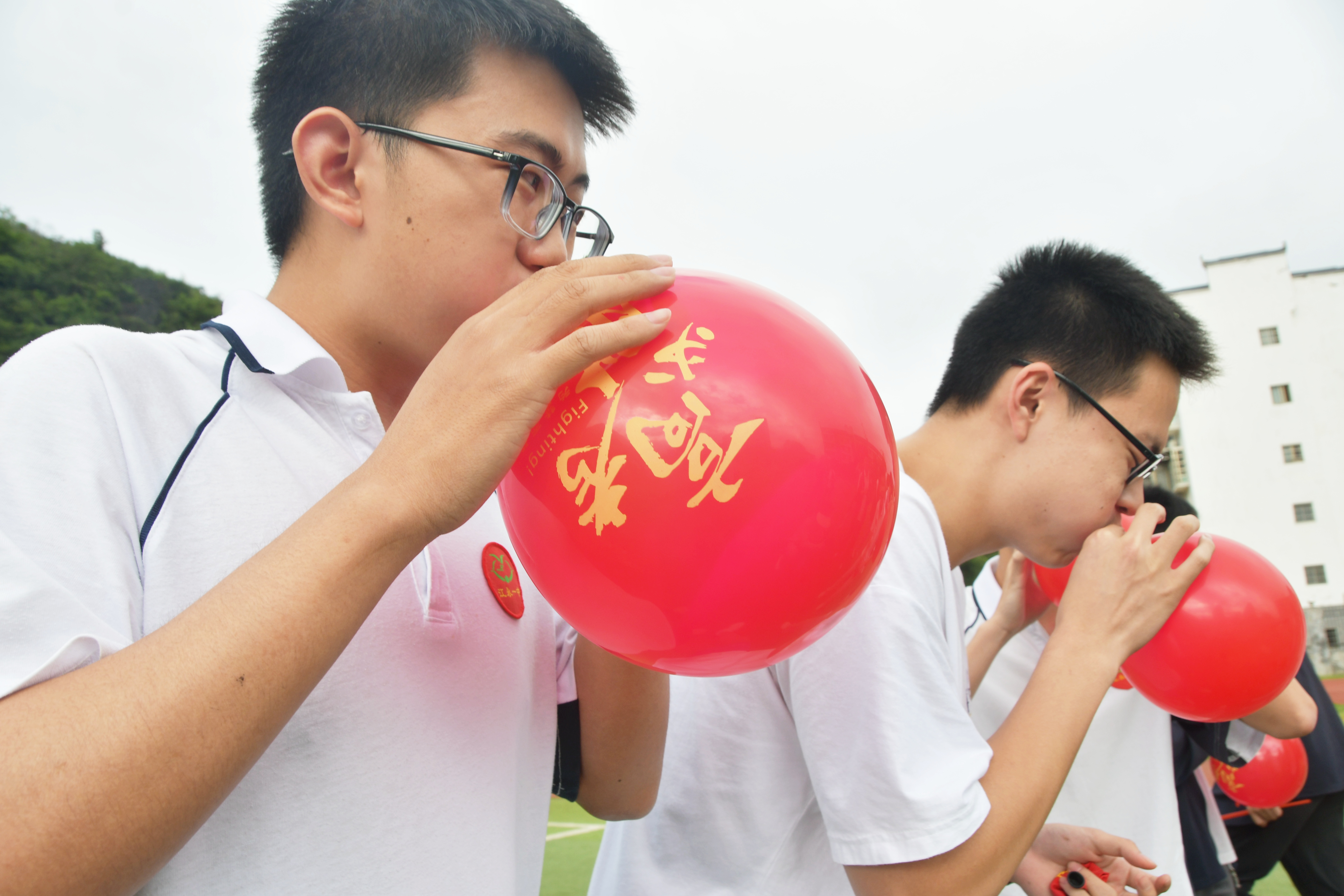 6月3日，湖南省永州市江永县第一中学，高三学生在吹气球,自我减压。田如瑞摄1.JPG