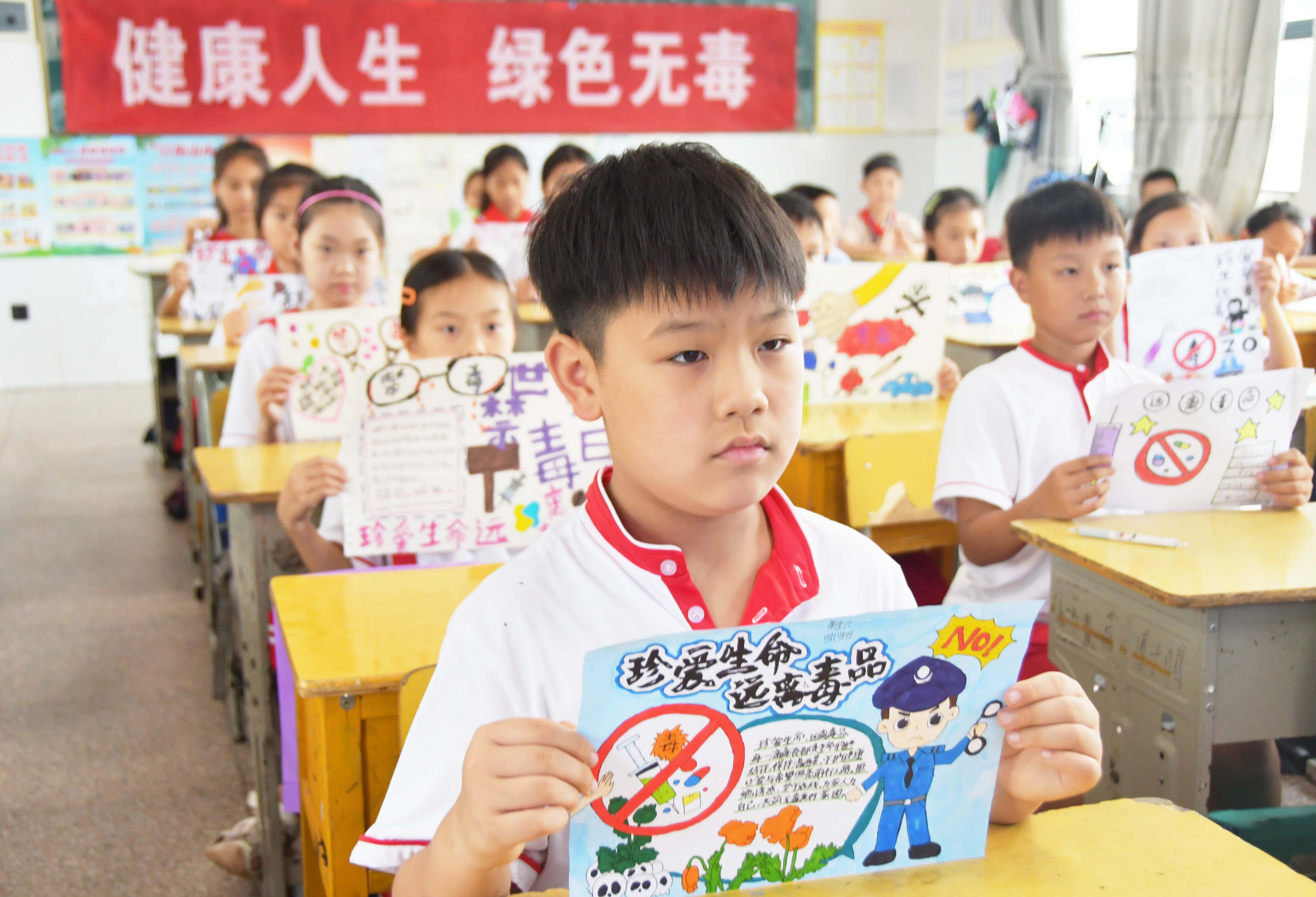 6月24日，湖南省永州市江永县第一小学，学生在展示“健康人生，绿色无毒”主题绘画作品。田如瑞摄1.JPG