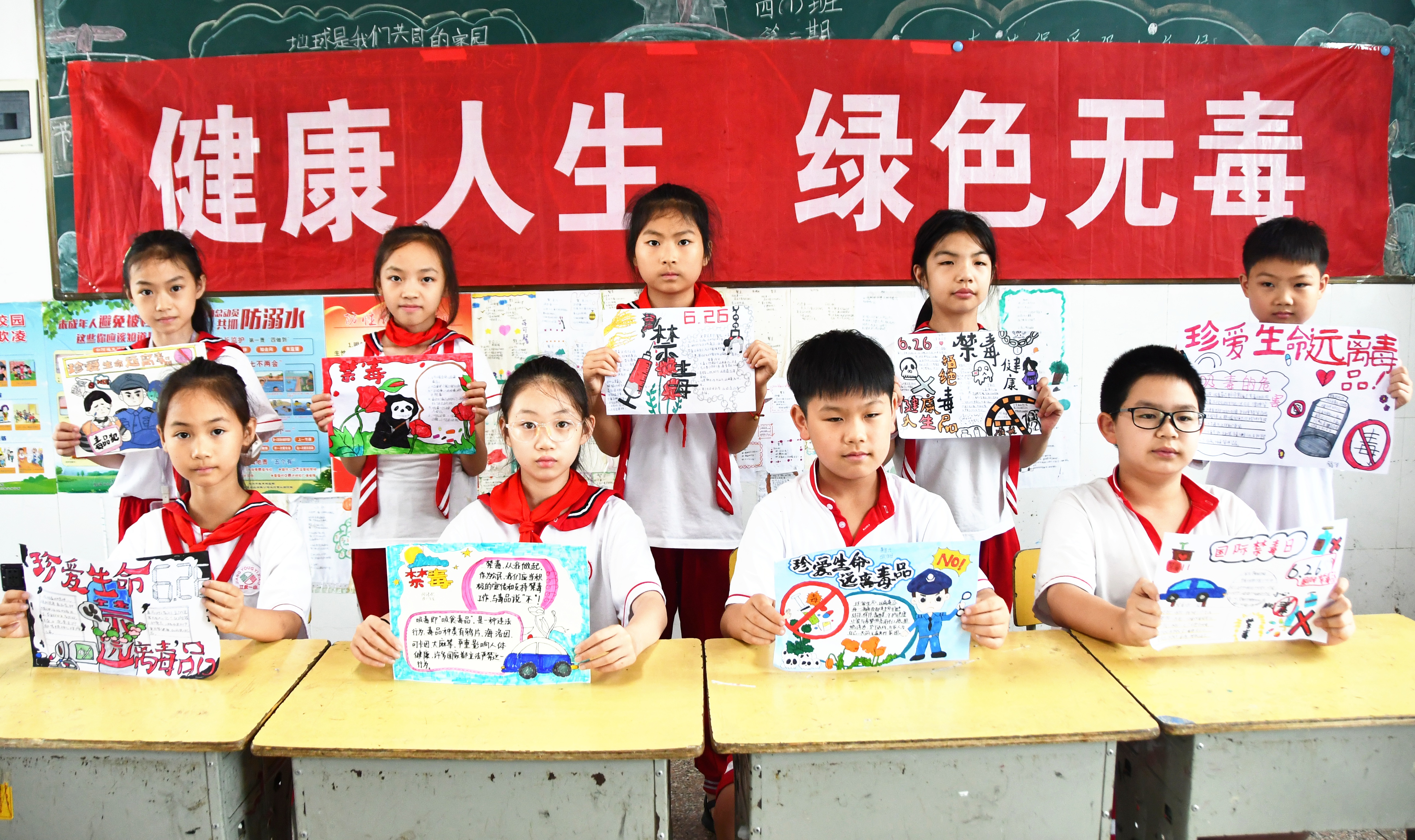 6月24日，湖南省永州市江永县第一小学，学生在展示“健康人生，绿色无毒”主题绘画作品。田如瑞摄3.JPG