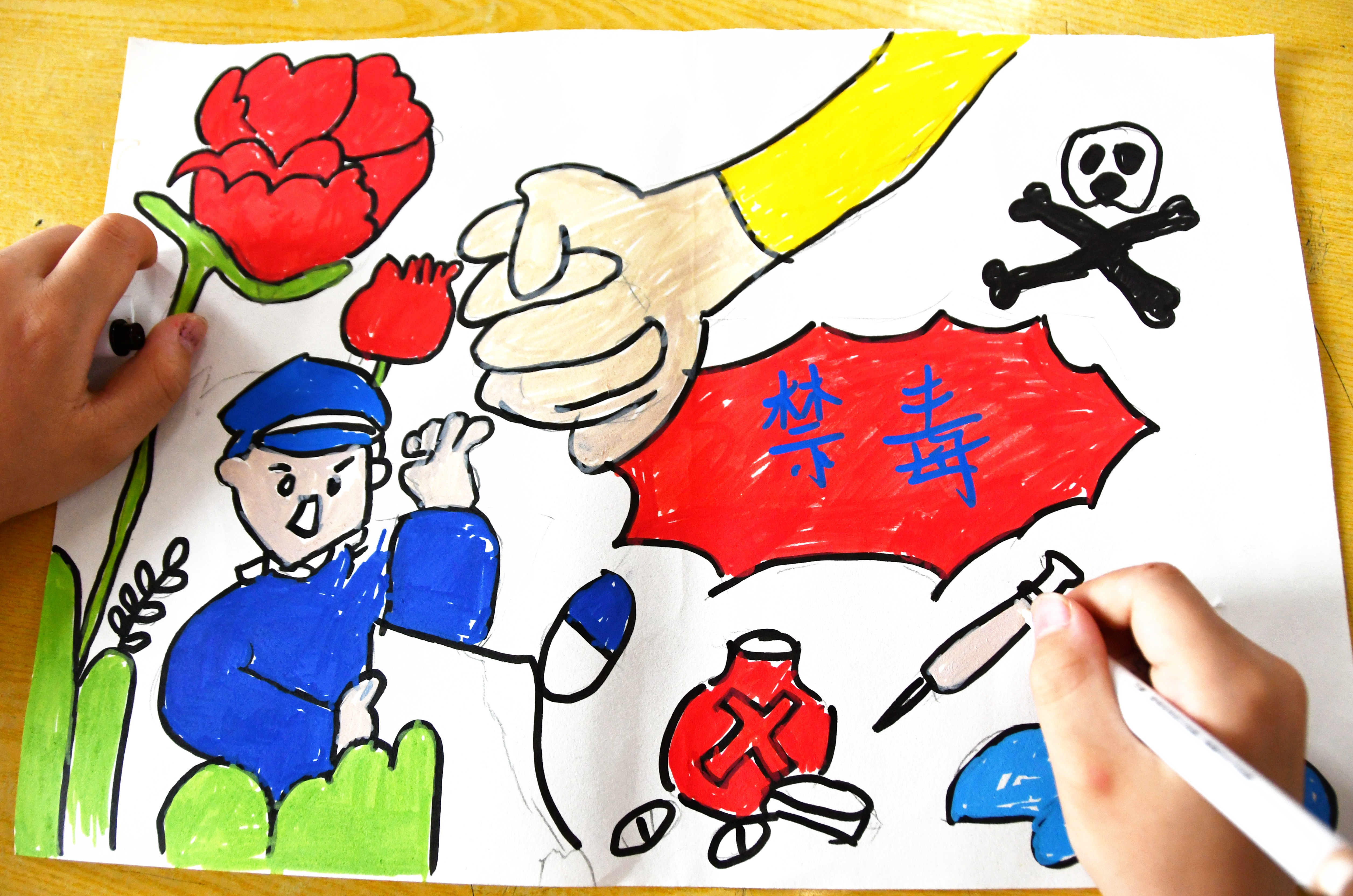 6月24日，湖南省永州市江永县第一小学，学生在创作“健康人生，绿色无毒”主题绘画作品。田如瑞摄 (2).JPG