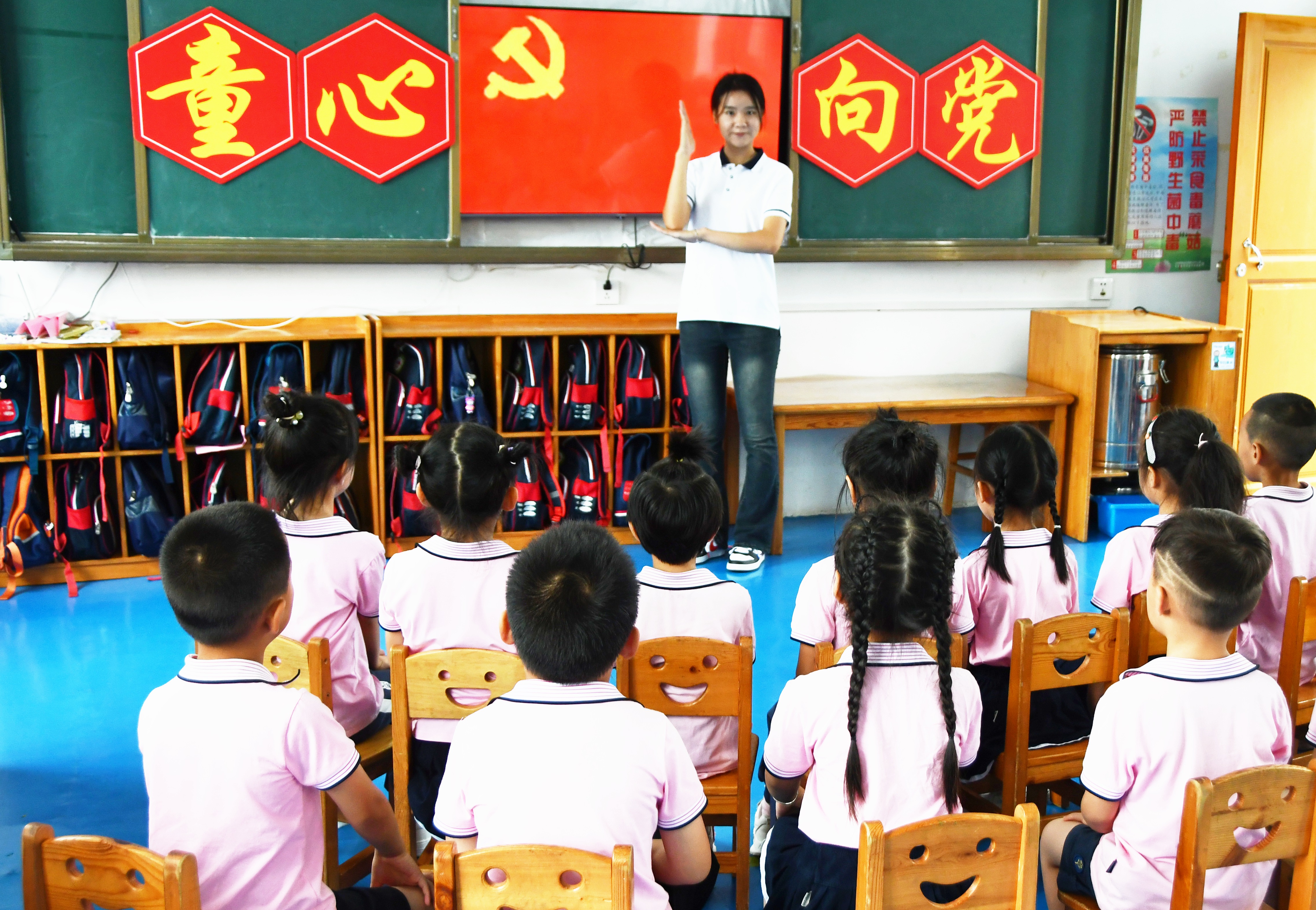 7月1日，湖南省永州市江永县中心幼儿园，老师为孩子们讲解党旗的来历。田如瑞摄 2.JPG