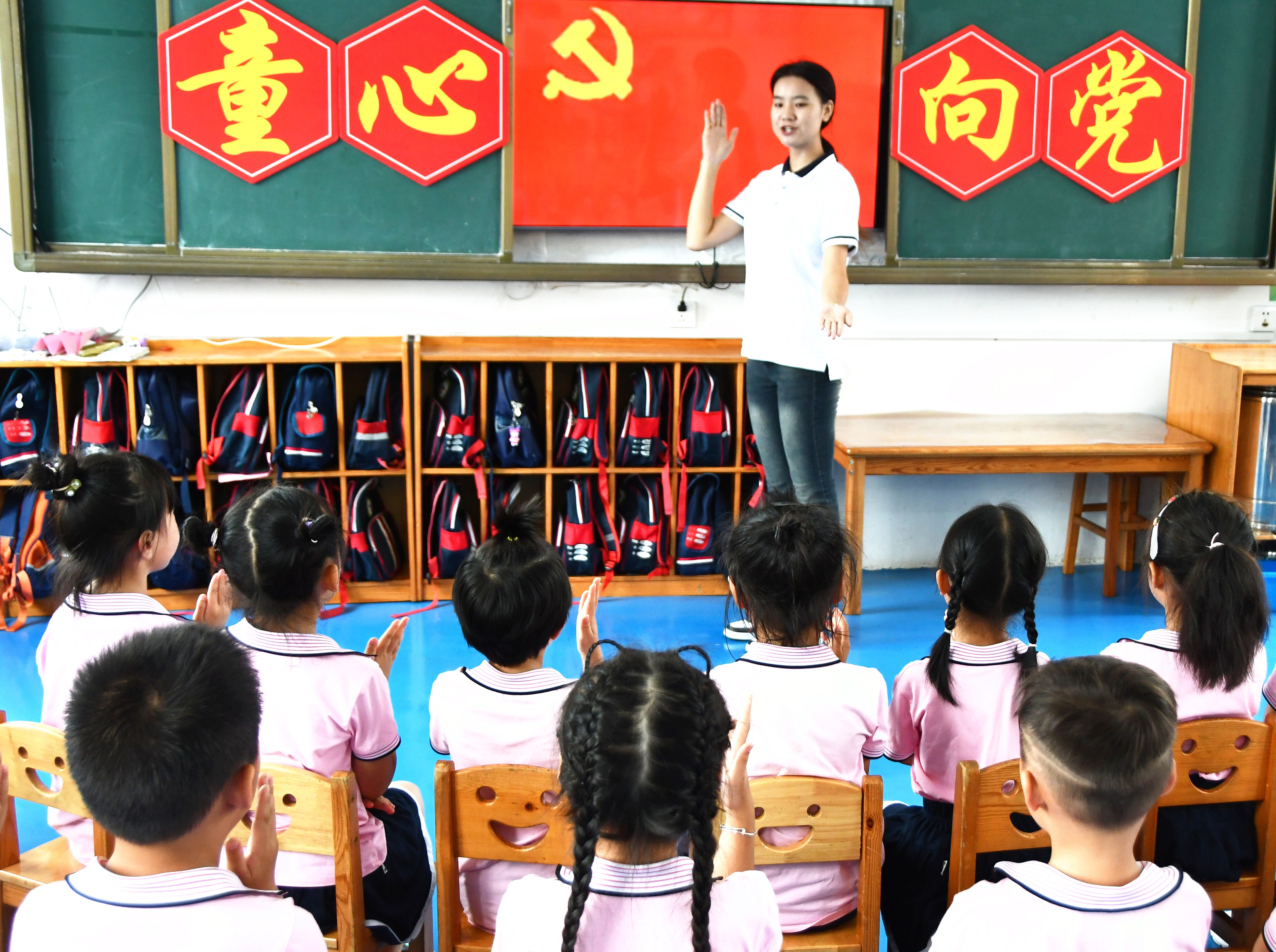 7月1日，湖南省永州市江永县中心幼儿园，老师为孩子们讲解党旗的来历。田如瑞摄 3.JPG