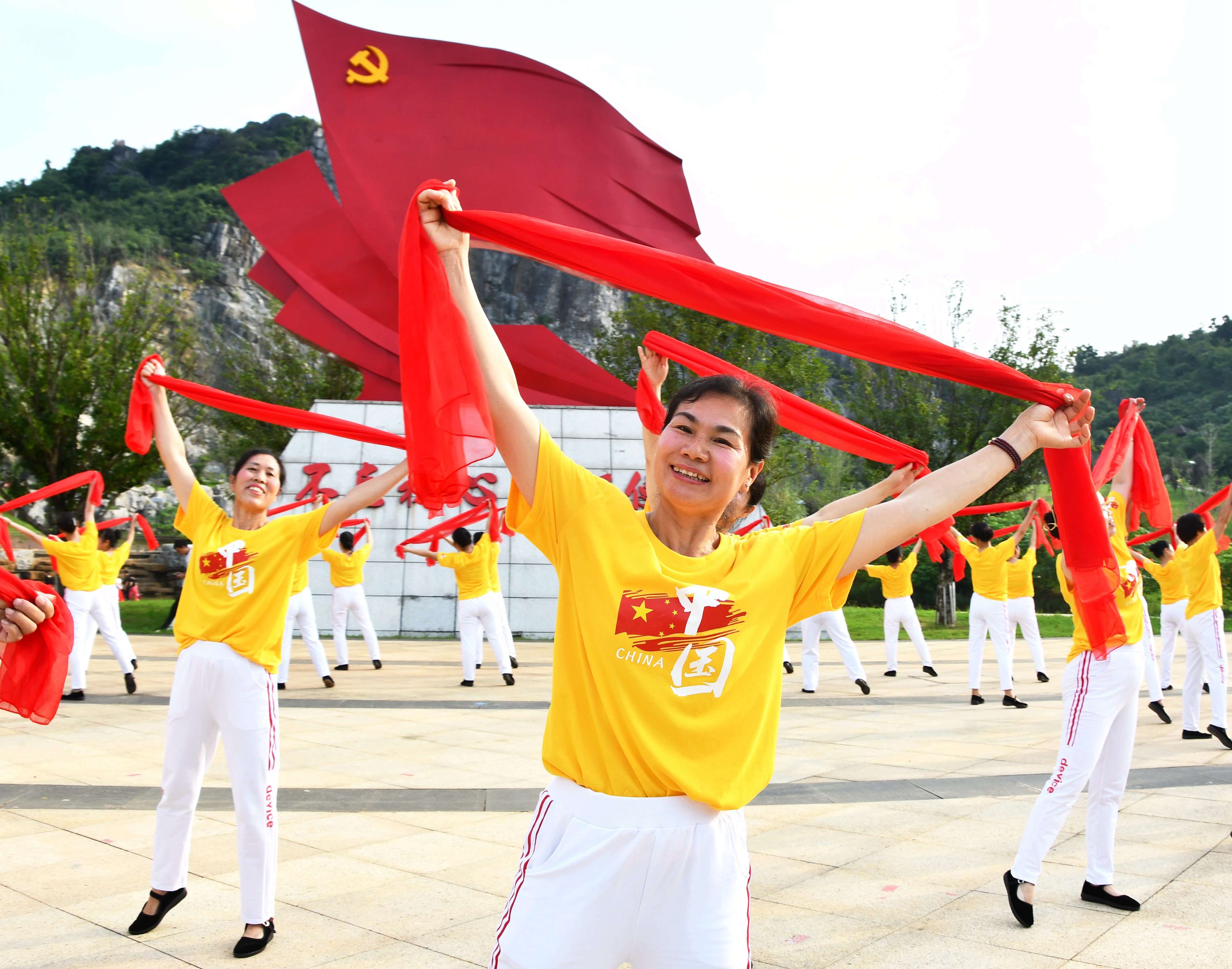 7月1日，湖南省永州市第三中学老师载歌载舞庆“七一”。田如瑞摄 .JPG