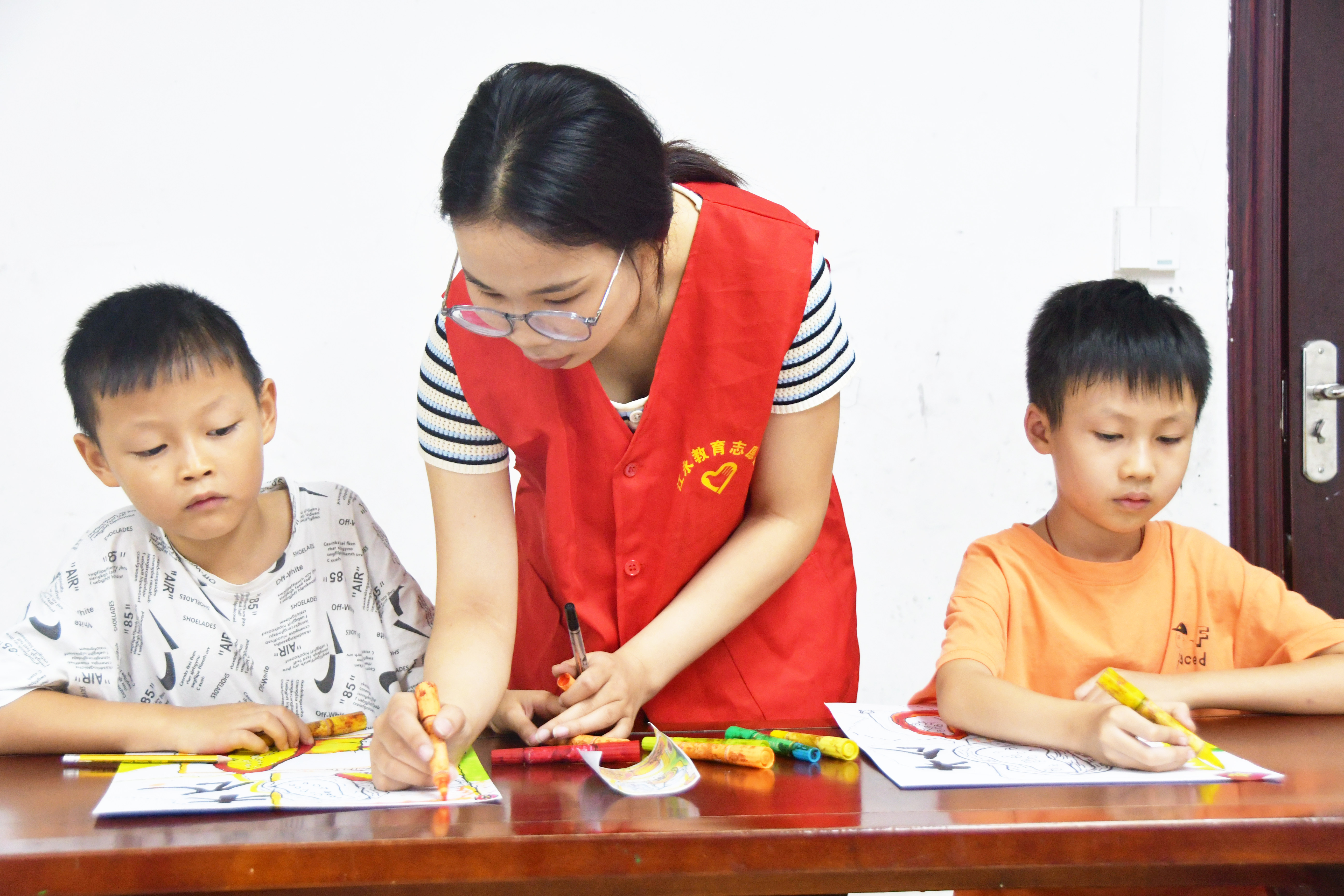 7月23日，在湖南省永州市江永县一家美术培训机构老师指导小朋友练习绘画。　　田如瑞摄 (1).JPG