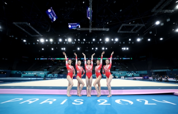 巴黎奥运会｜体操——中国女队进行赛台训练XxjpseC007342_20240725_MVPFN0A001.JPG