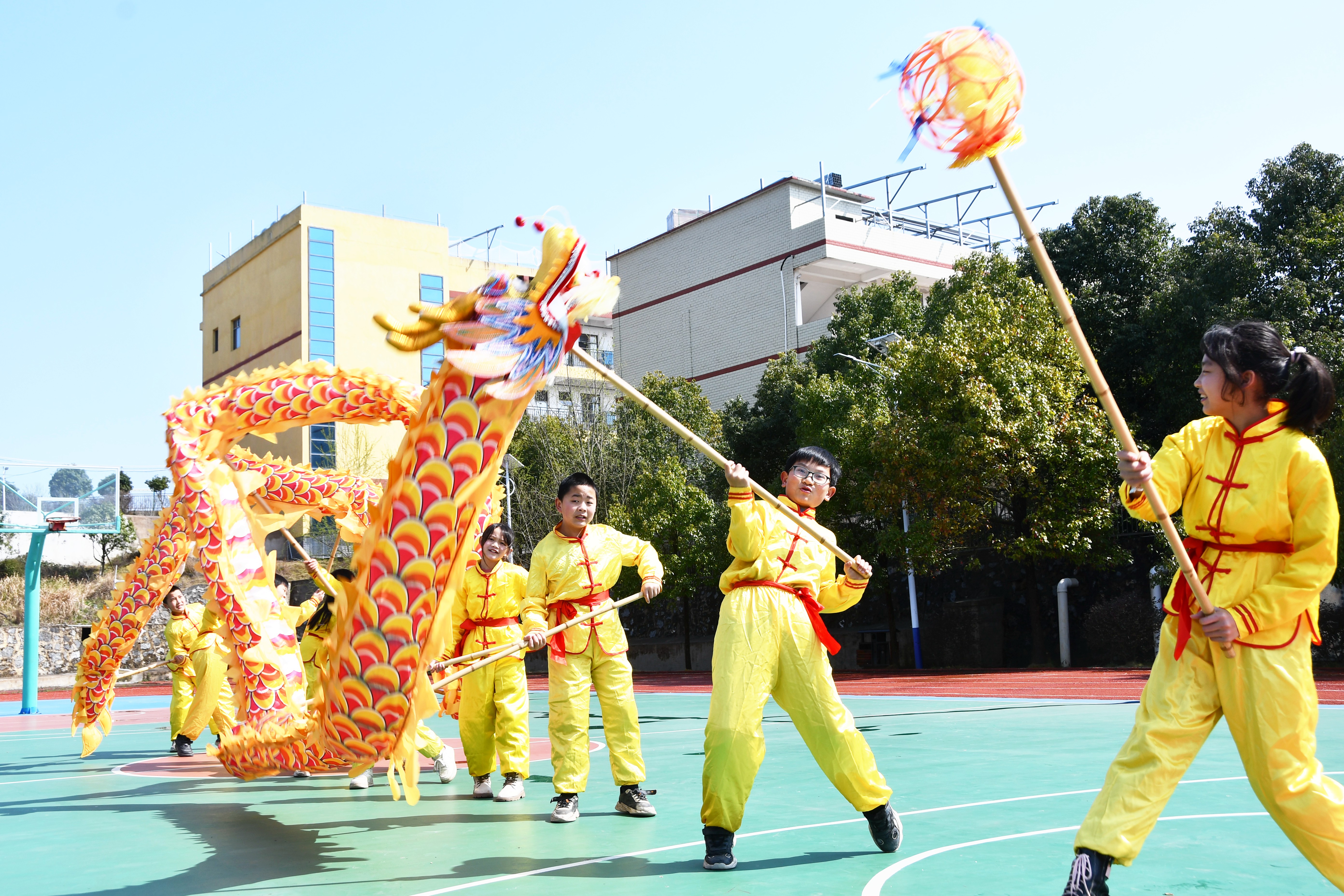 9月4日，湖南省永州市江永县松柏瑶族乡中心小学的学生表演舞龙。田如瑞摄.JPG