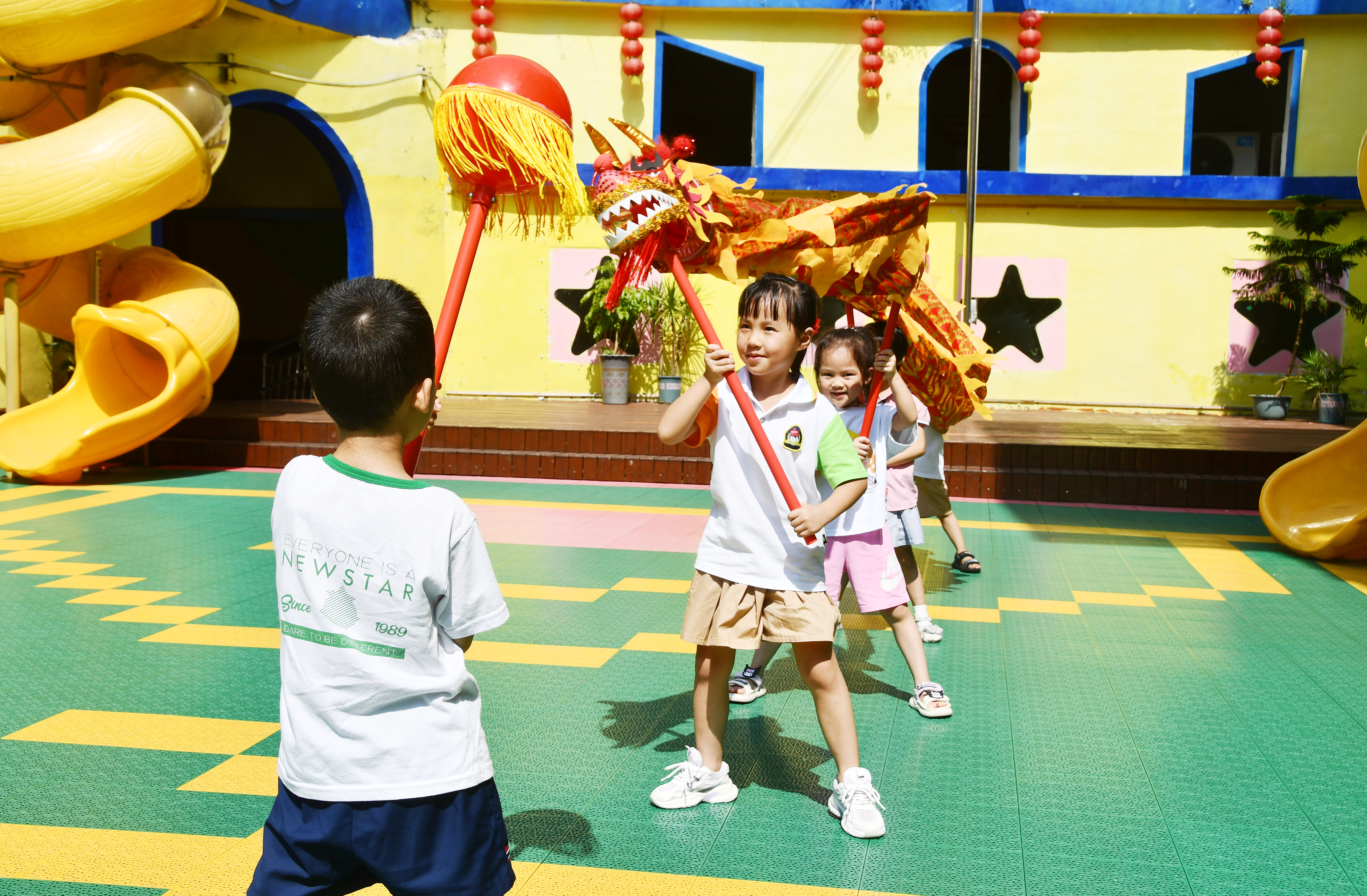 9月3日，湖南省永州市江永县潇浦小新星幼儿园孩子们在表演舞龙。田如瑞摄 (2).JPG