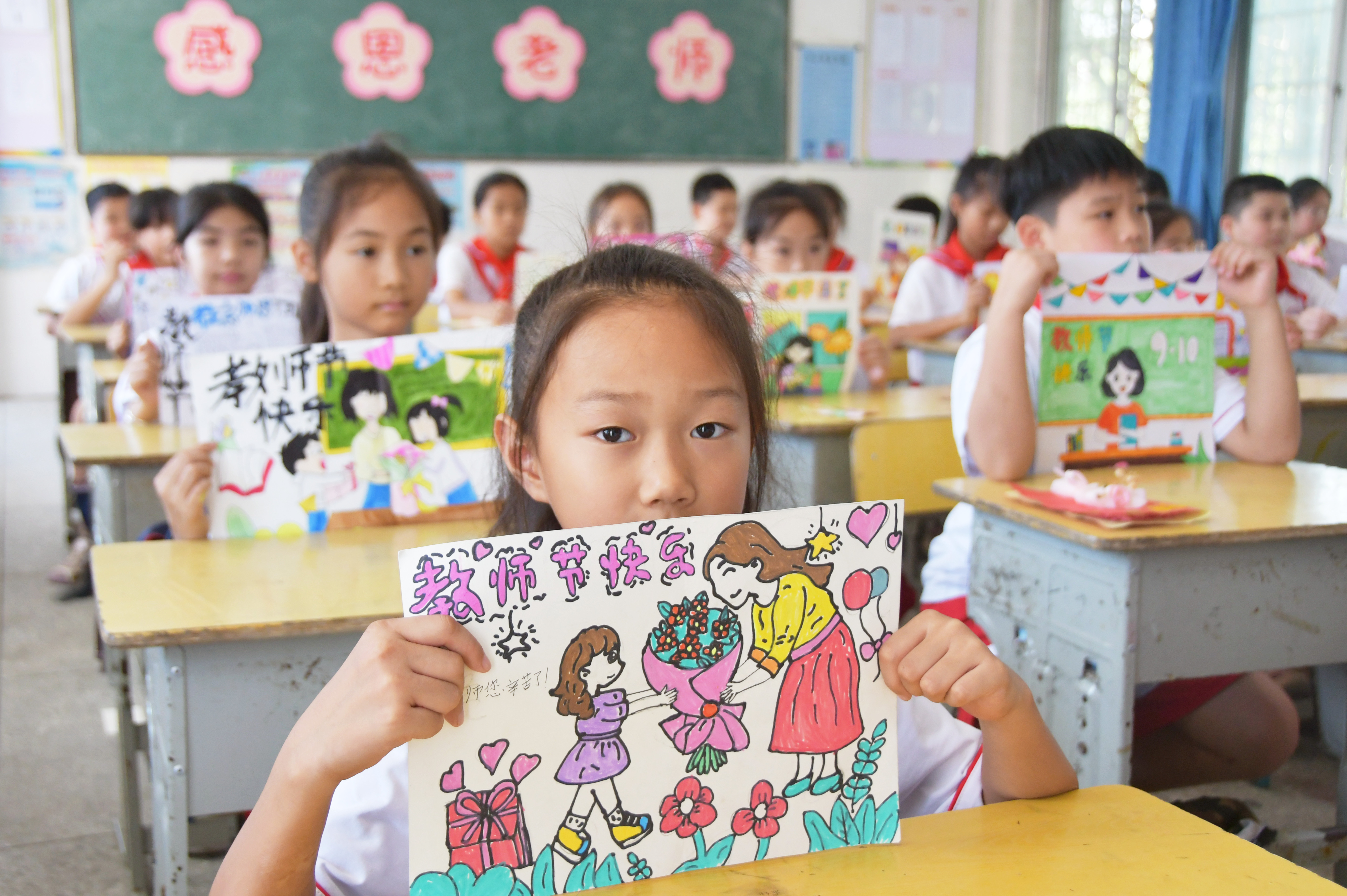 9月9日，湖南省永州市江永县第一小学学生展示自己绘制的教师节手抄报。田如瑞摄 (1).JPG