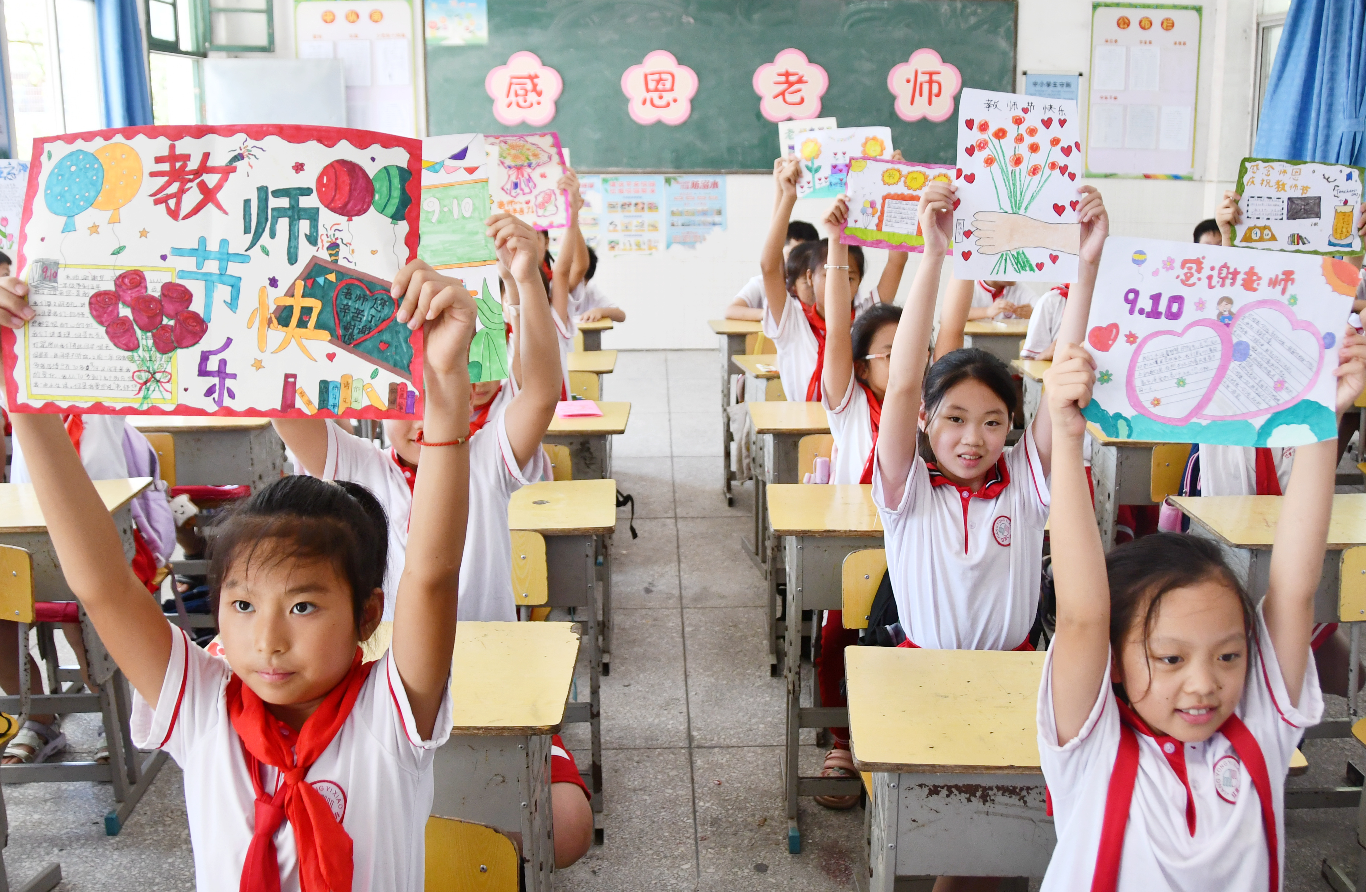 9月9日，湖南省永州市江永县第一小学学生展示自己绘制的教师节手抄报。田如瑞摄 (2).JPG