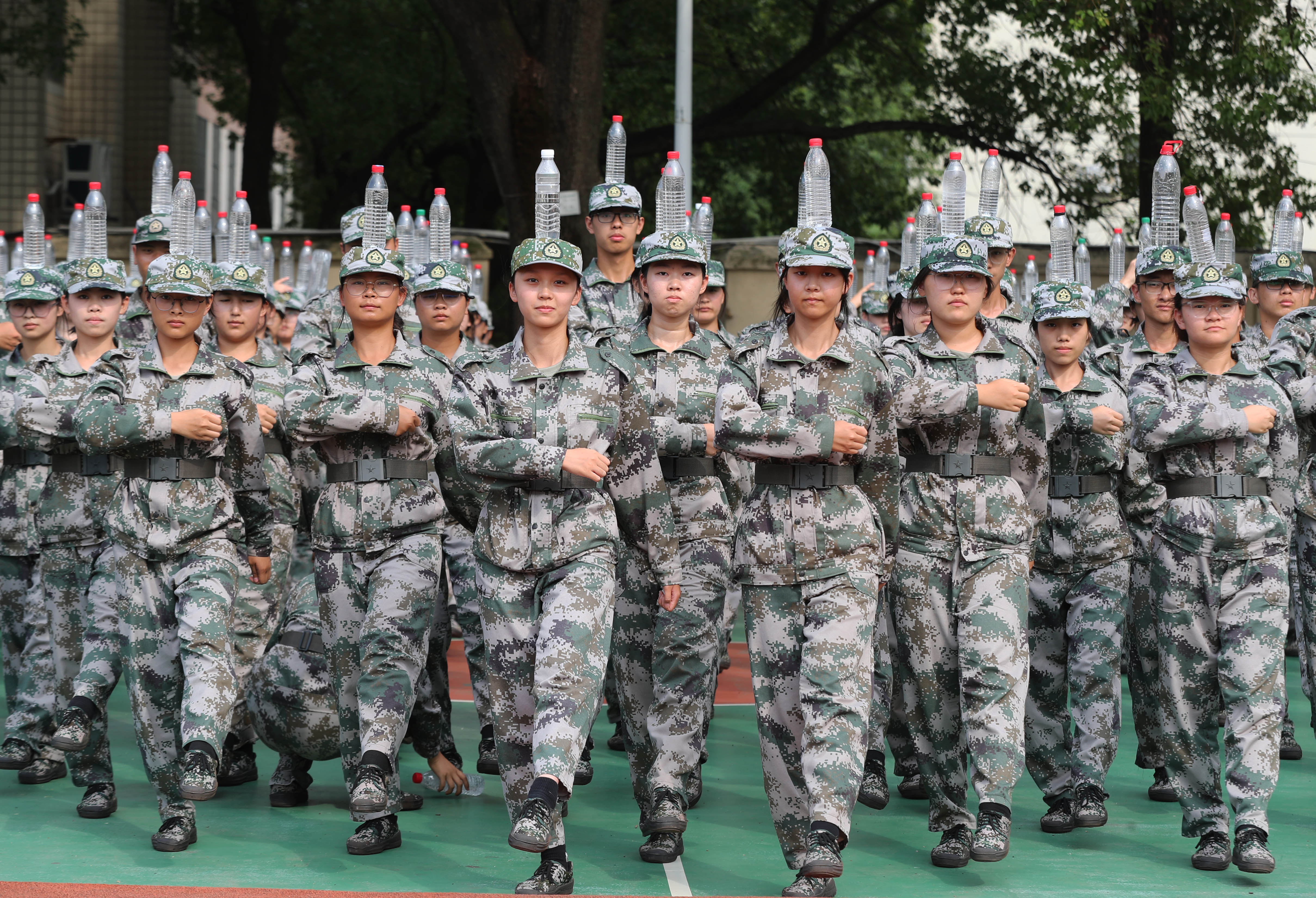 2024年9月26日，湖南省衡阳市，南华大学2024级新生在学校田径运动场进行头顶水平站军姿项目的军训 。 (3).JPG