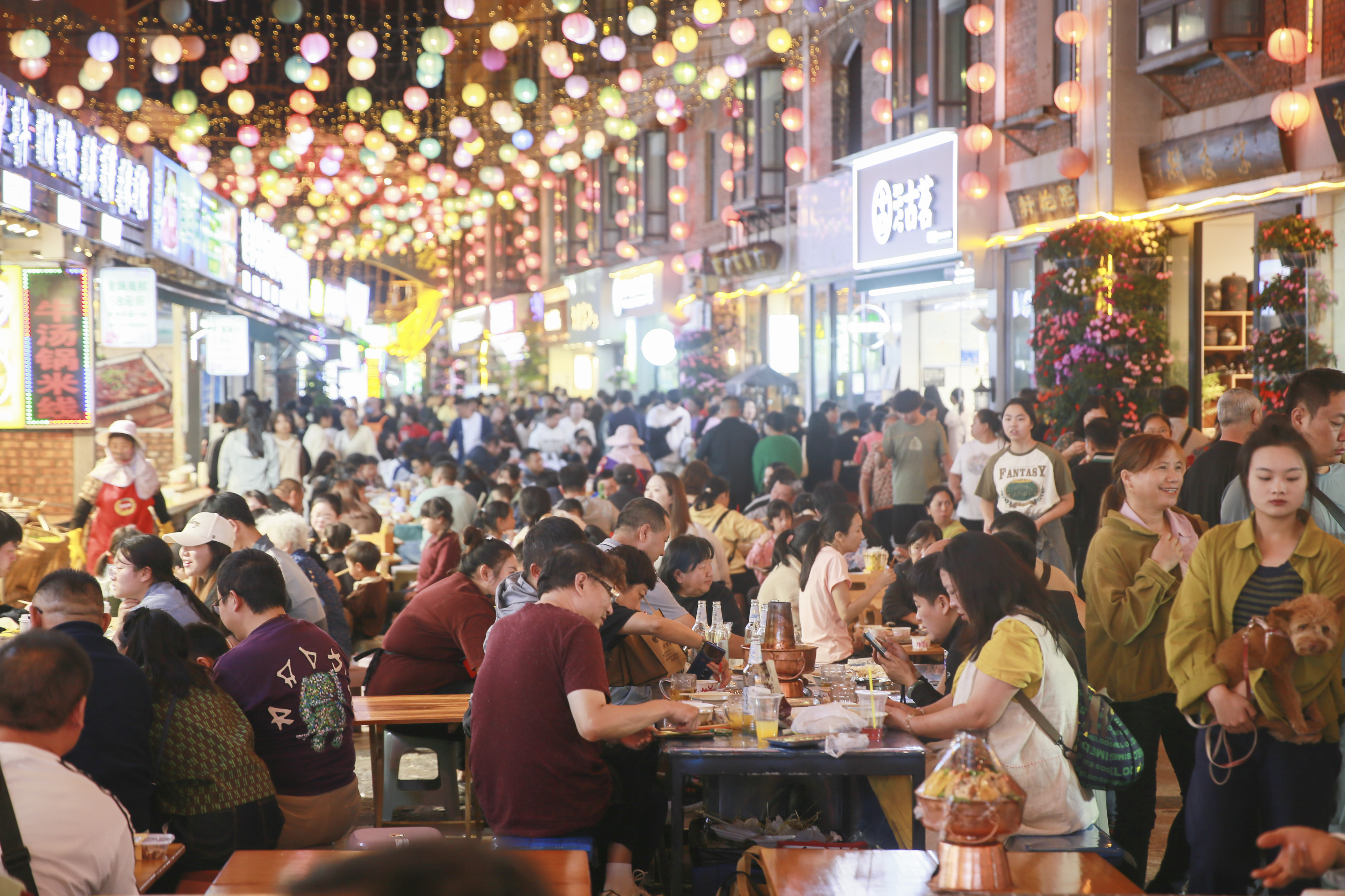 People taste local food in Jianshui County of the Honghe Hani and Yi Autonomous Prefecture in southwest China's Yunnan Province, Oct. 4, 2024. (Photo by Yang Junpeng/Xinhua)