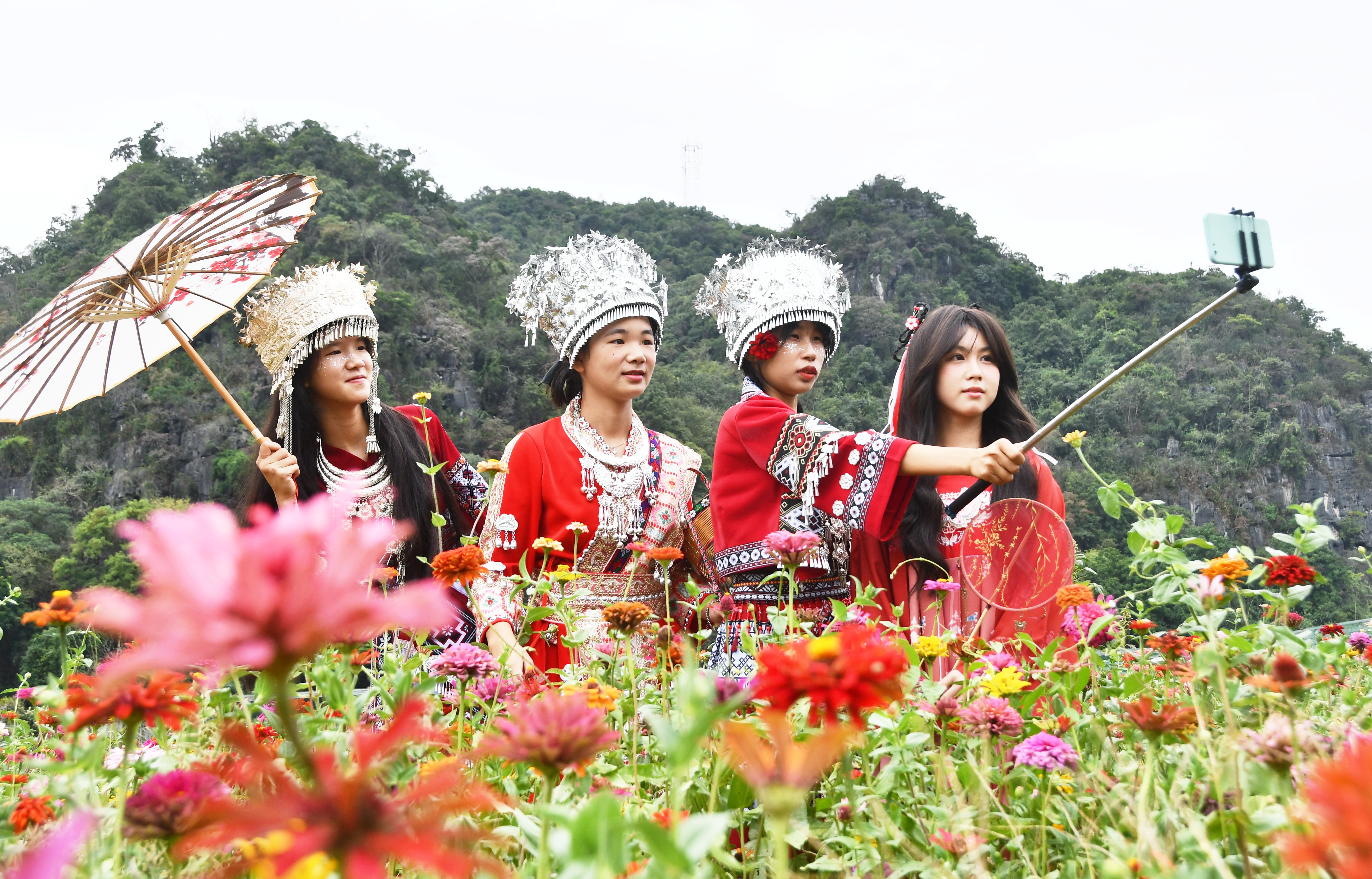 10月3日，在湖南省永州市江永县勾蓝瑶寨景区，江永二中学生穿着瑶族传统服饰赏花游玩。田如瑞摄.JPG