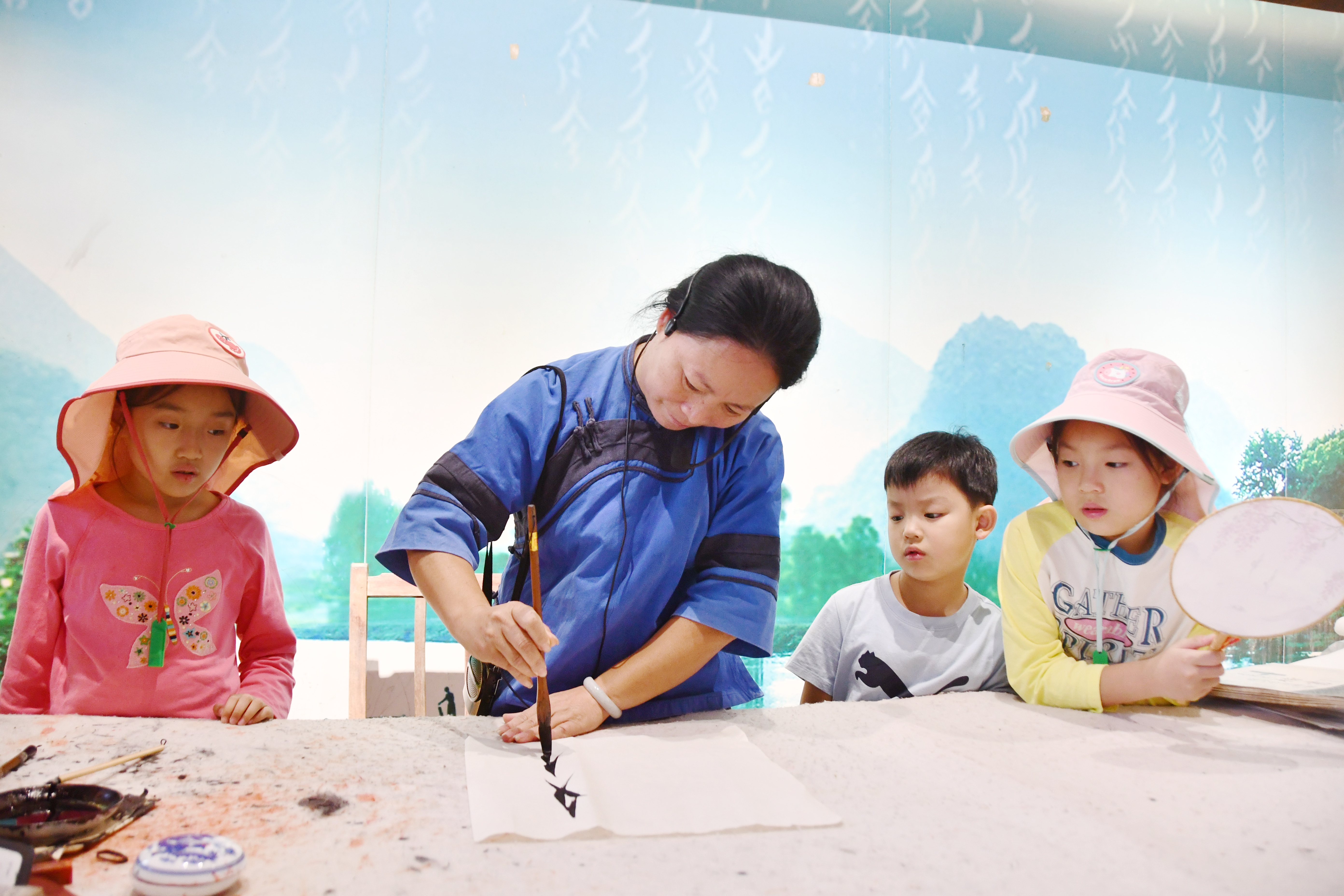 10月5日，湖南省永州市江永县女书博物馆，学生在了解国家非遗“女书”字。田如瑞摄.JPG