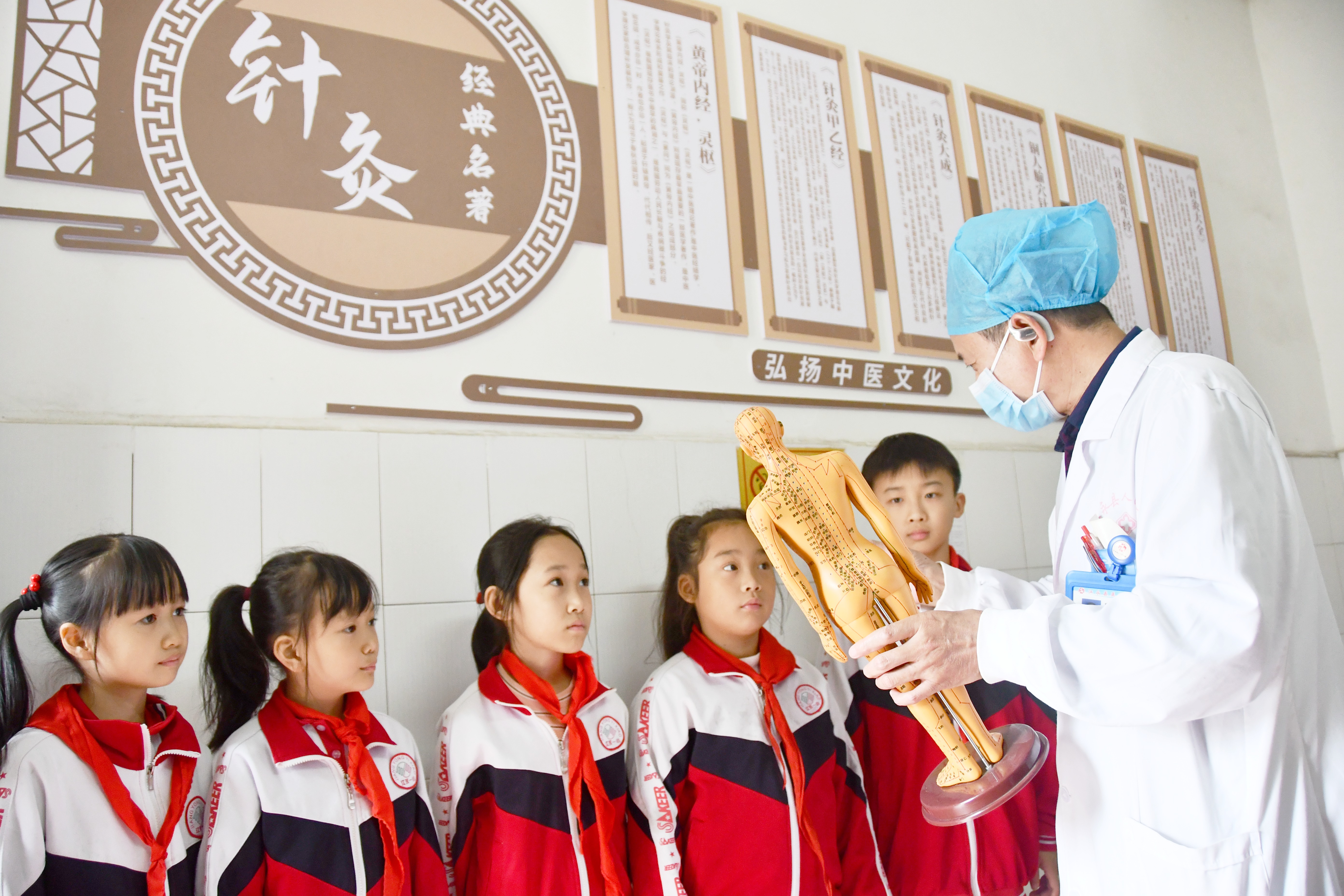 10月22日，在湖南省永州市江永县中医院，医务人员向学生们讲解人体穴位。田如瑞摄 (3).JPG