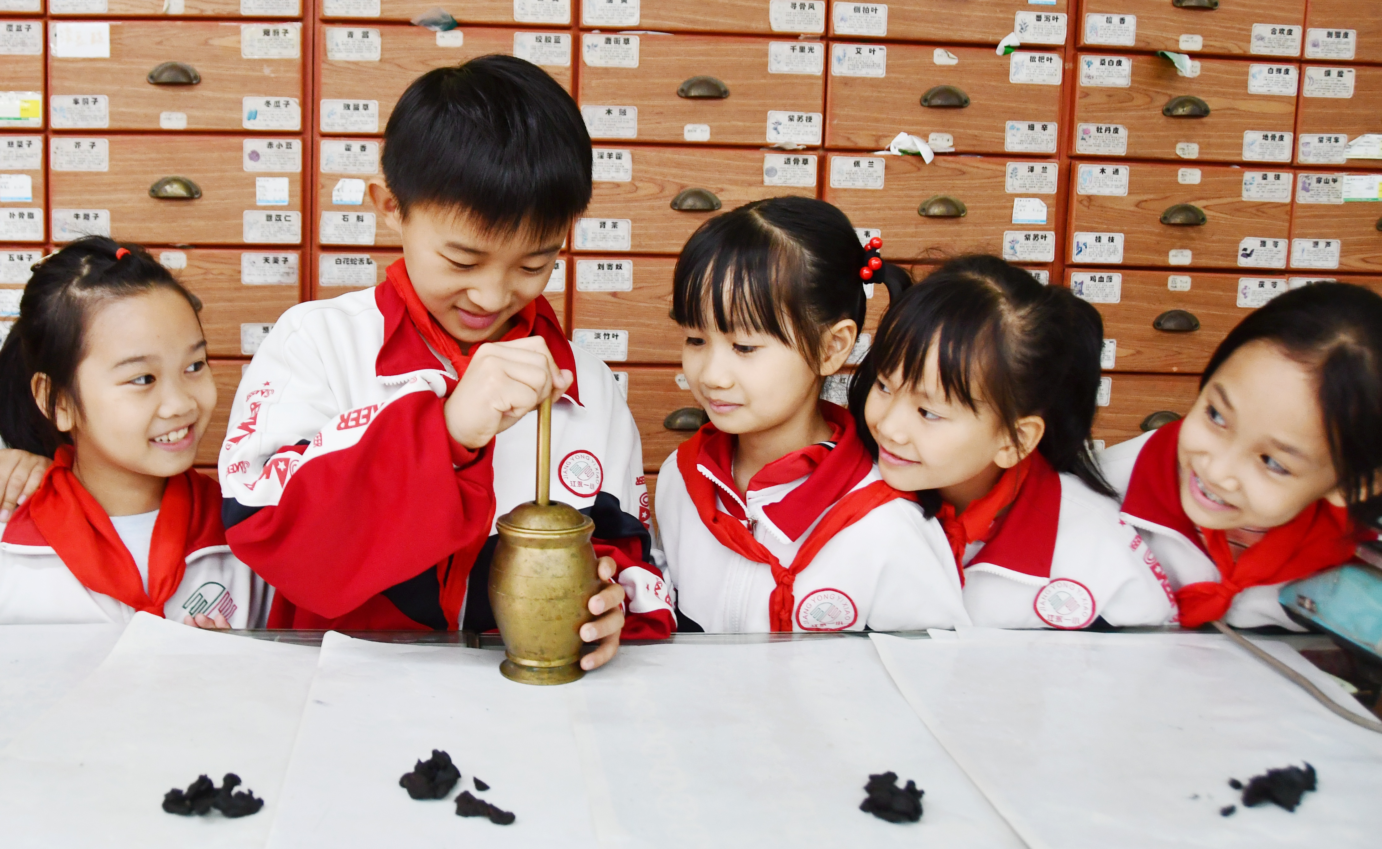 10月22日，湖南省永州市江永县第一小学学生在县中医院学习使用中医药具。田如瑞摄.JPG