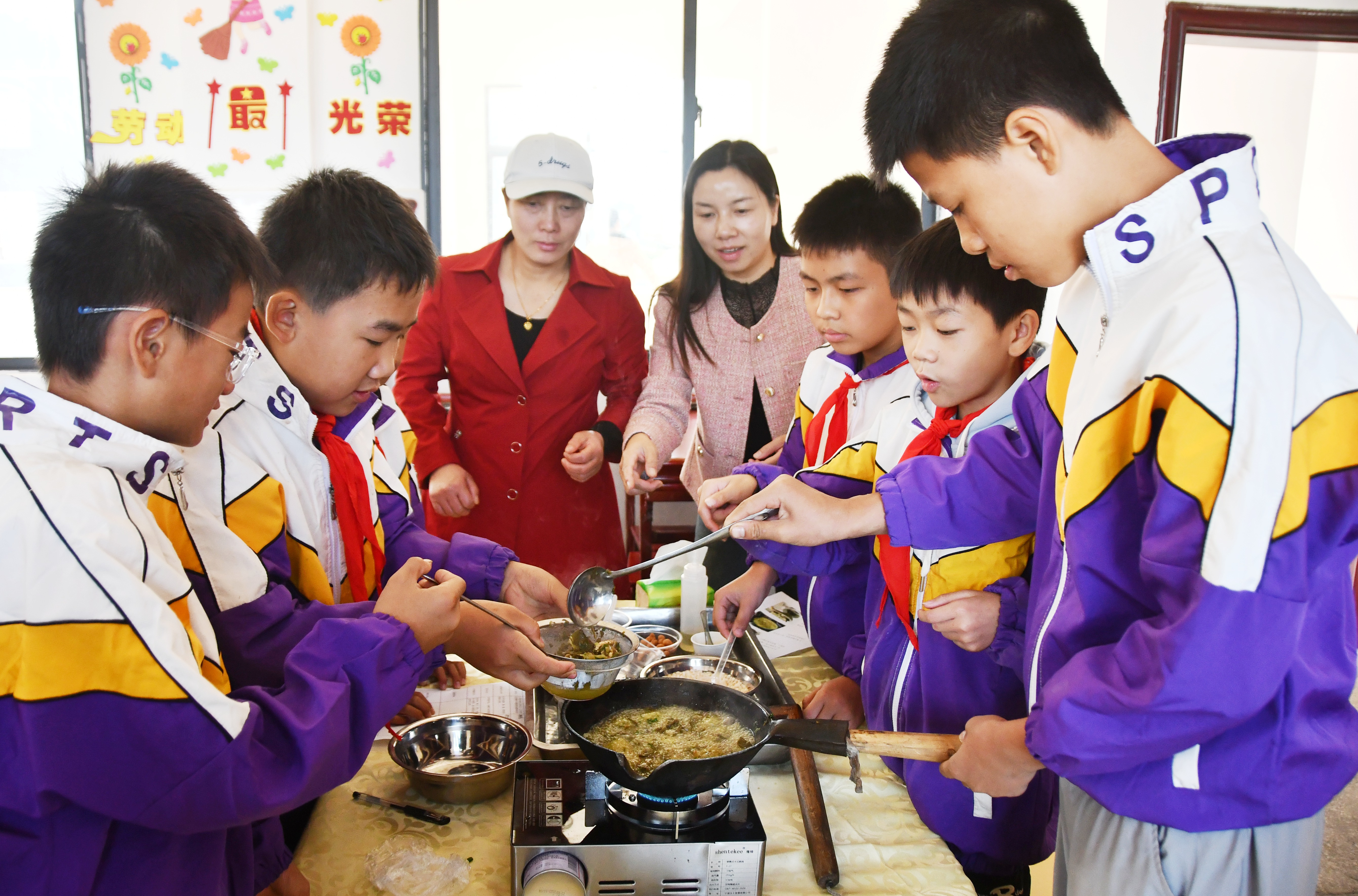 10月25日，在劳动教学大比武现场，学生在打油茶。田如瑞摄4.JPG