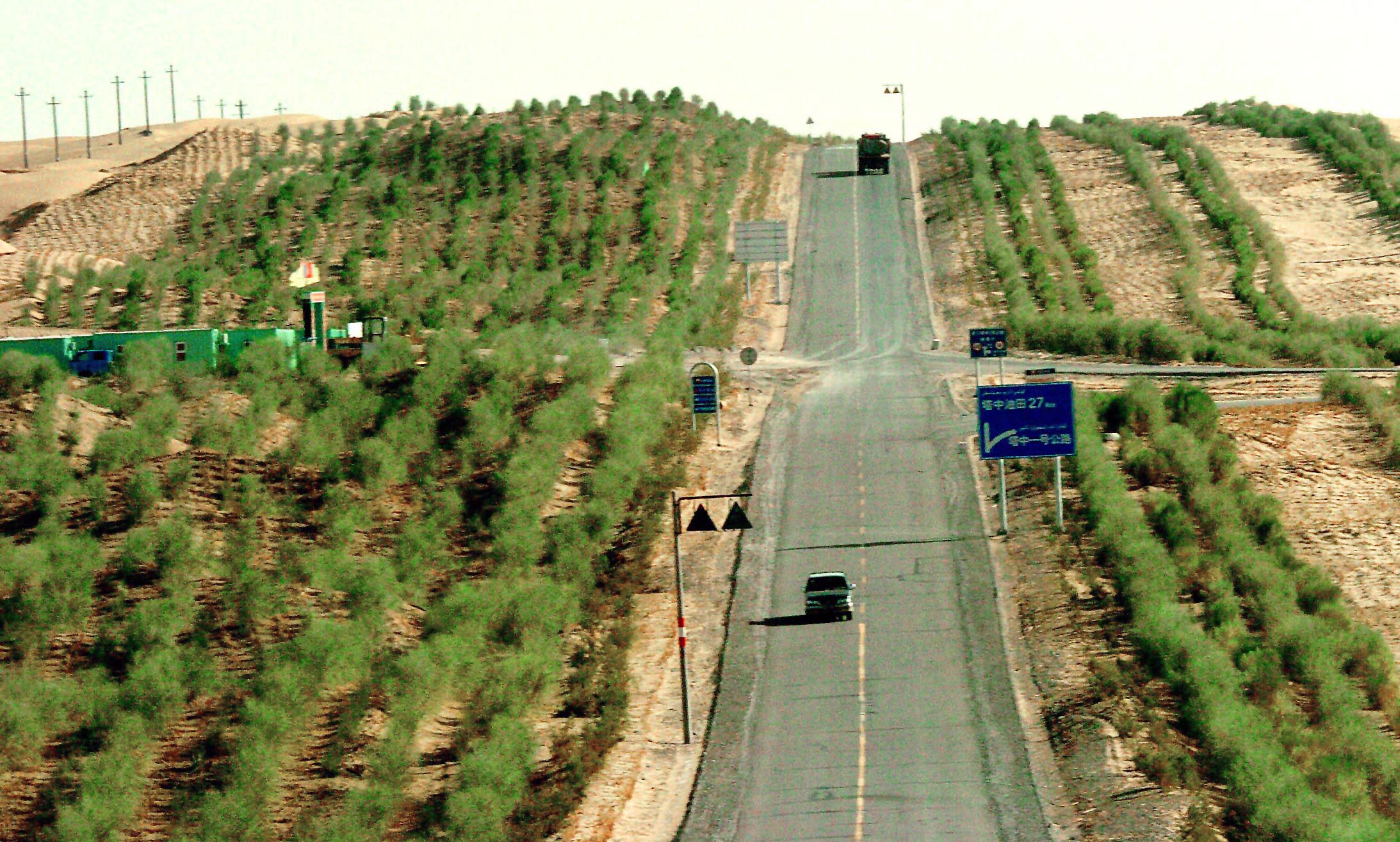 This photo shows green belts along the Taklimakan Desert highway in northwest China's Xinjiang Uygur Autonomous Region, Sept. 16, 2005. (Xinhua/Shadati)