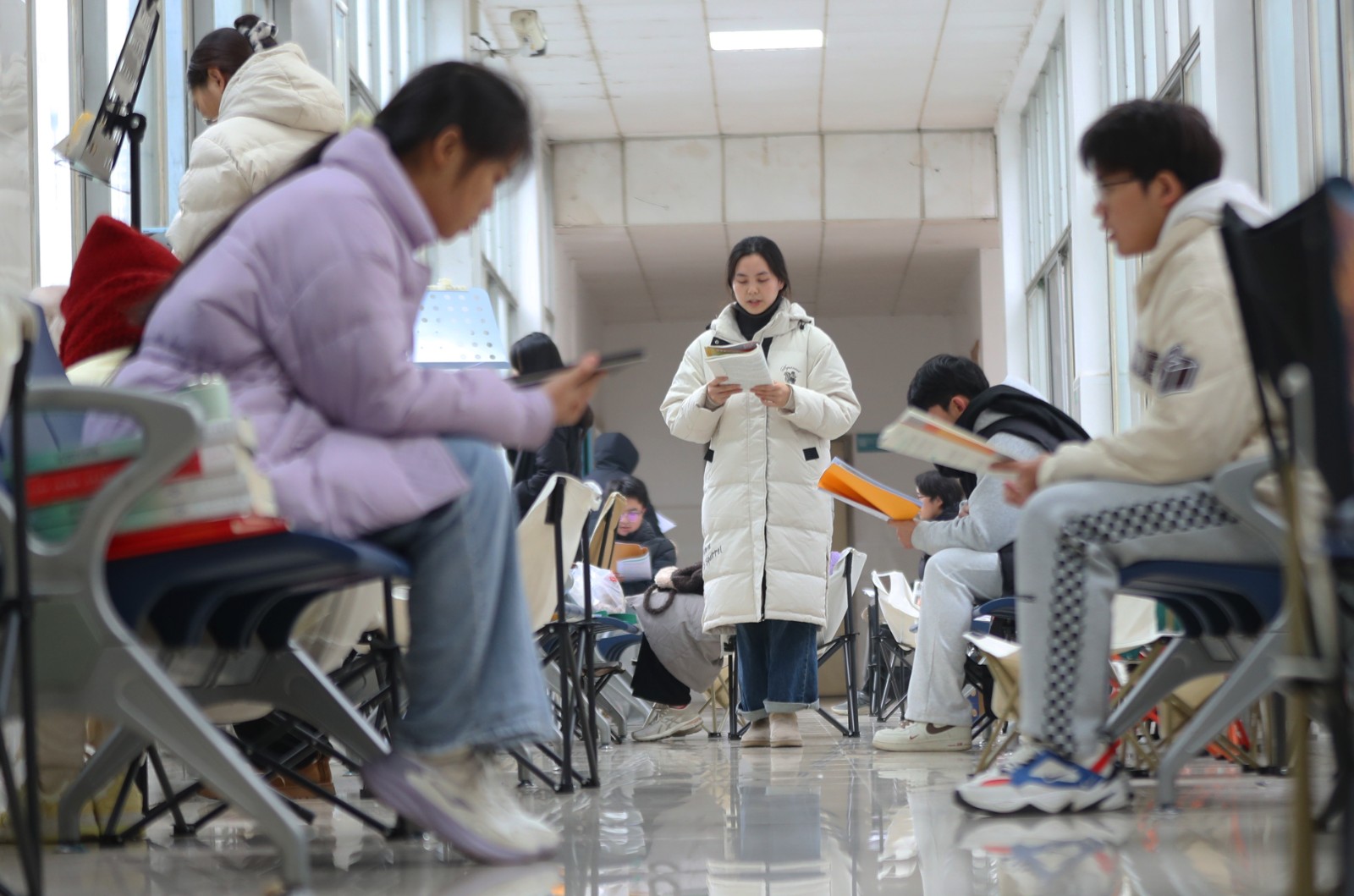 2024年12月13日，湖南省衡阳市，南华大学2025年度考研的同学们在学校图书馆内看书复习。 (19).JPG