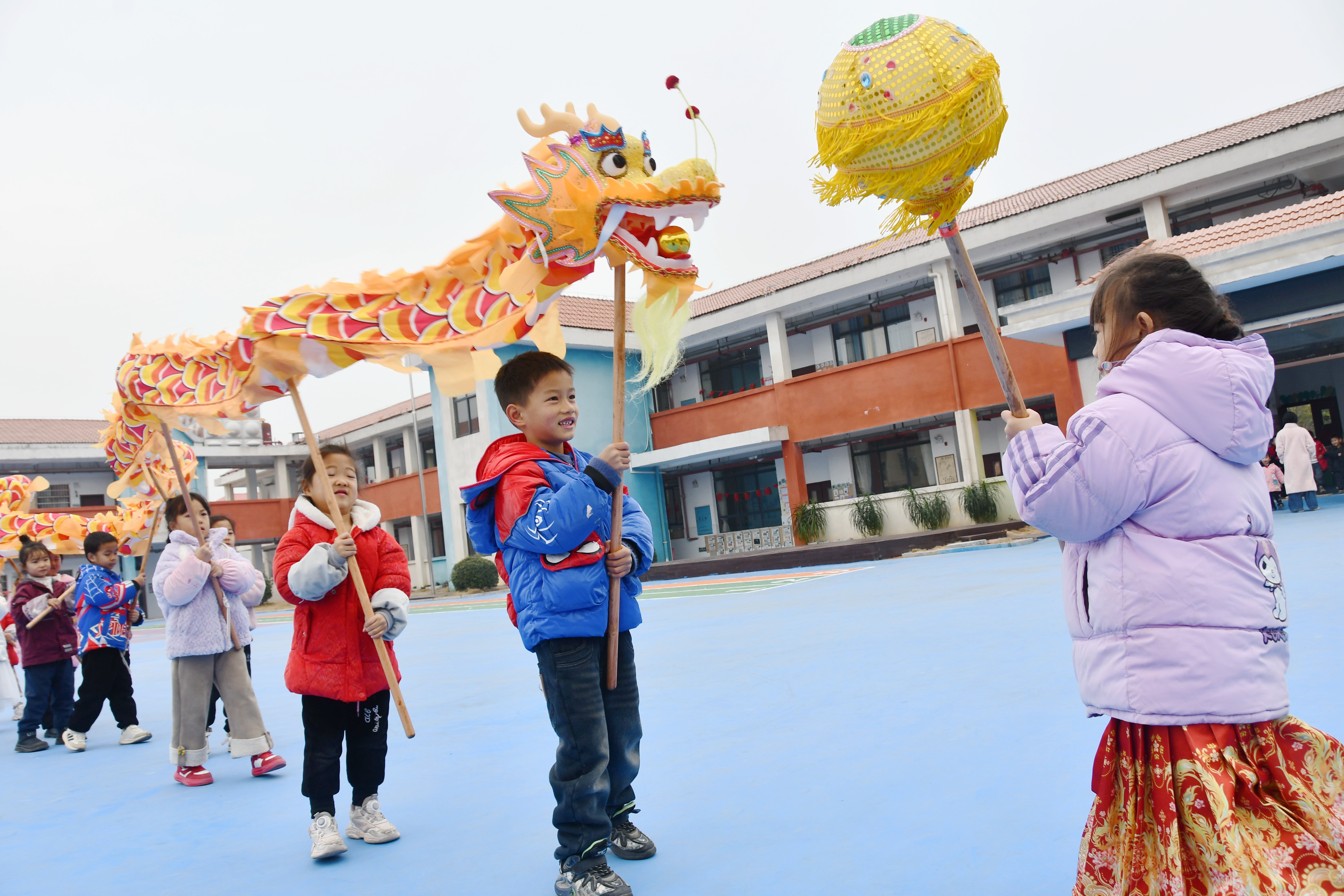 2024年12月31日,湖南省江永县工业集中区幼儿园的小朋友舞龙迎接新年。田如瑞 摄 (4).JPG